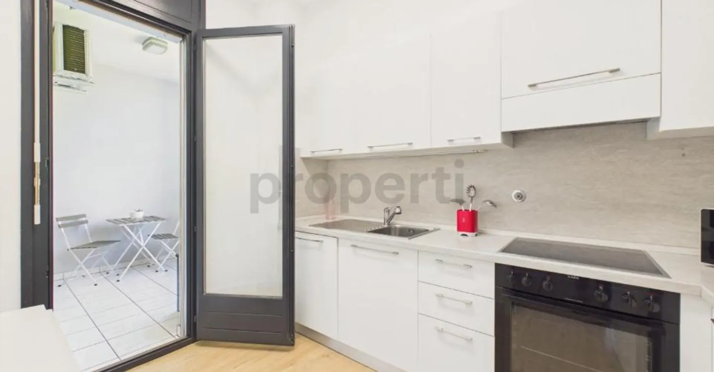 Lugano: elegant 3.5 rooms with two balconies and two parking spaces in a well-maintained residence - Photo 5 of 13