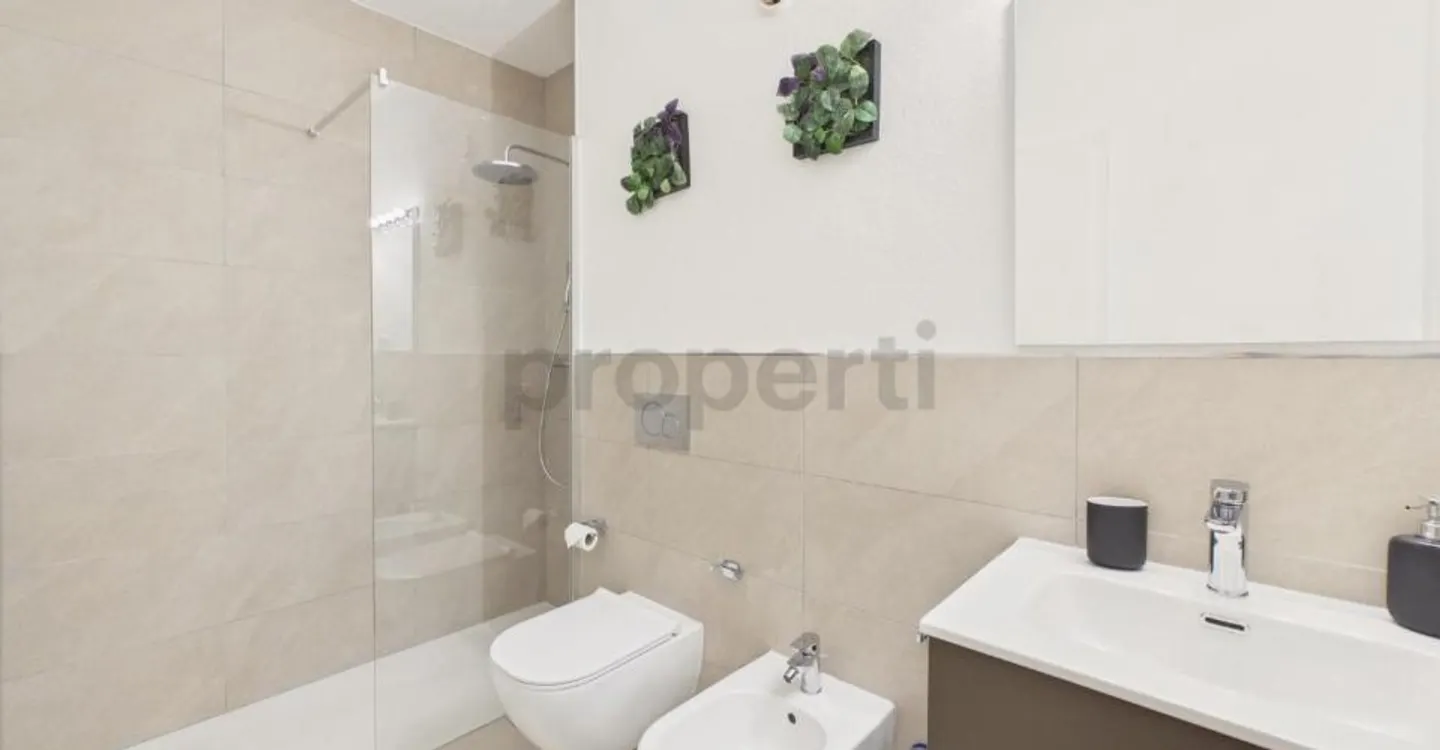 Lugano: elegant 3.5 rooms with two balconies and two parking spaces in a well-maintained residence - Photo 8 of 13