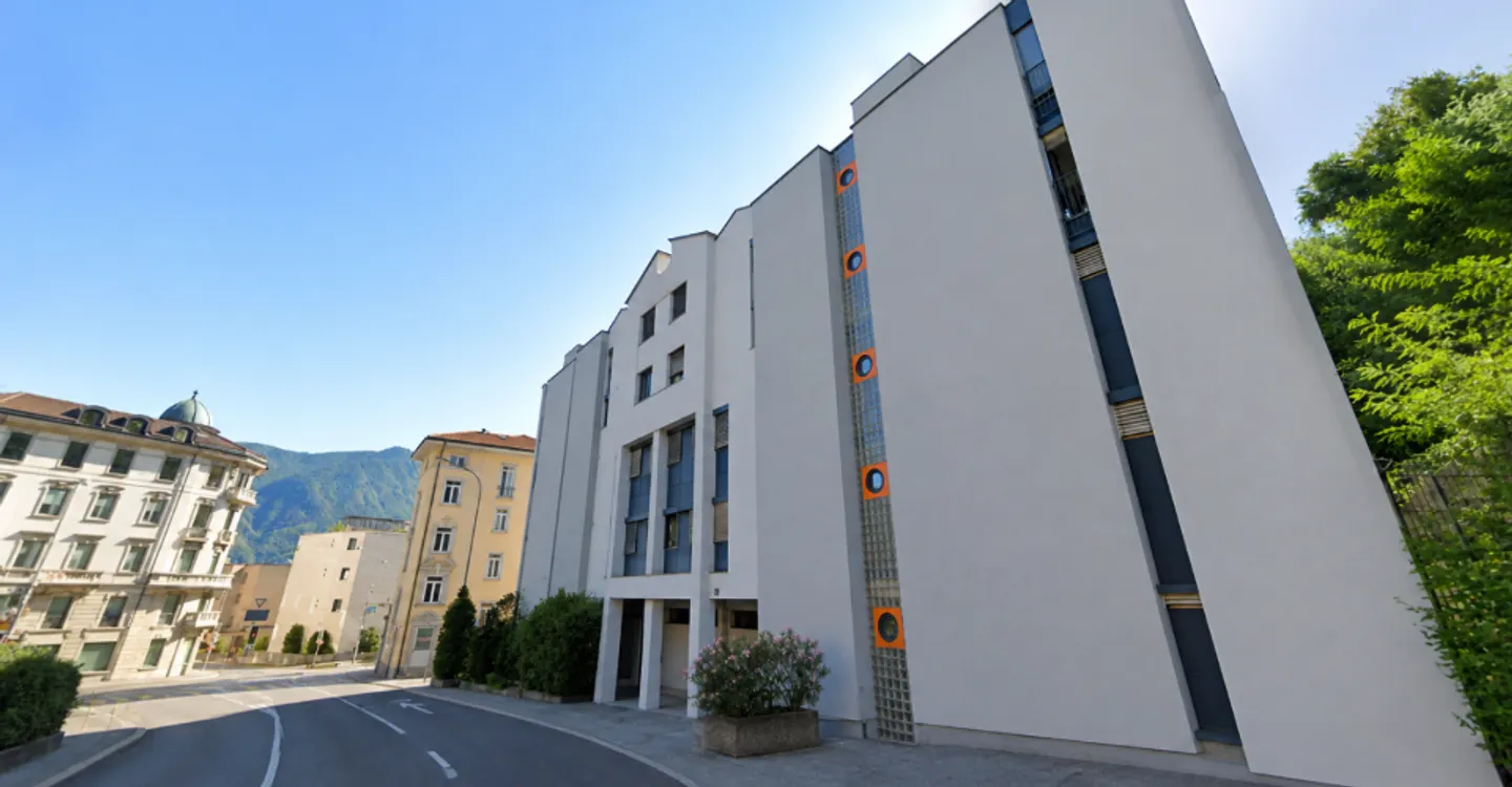 Lugano: elegant 3.5 rooms with two balconies and two parking spaces in a well-maintained residence - Photo 10 of 13