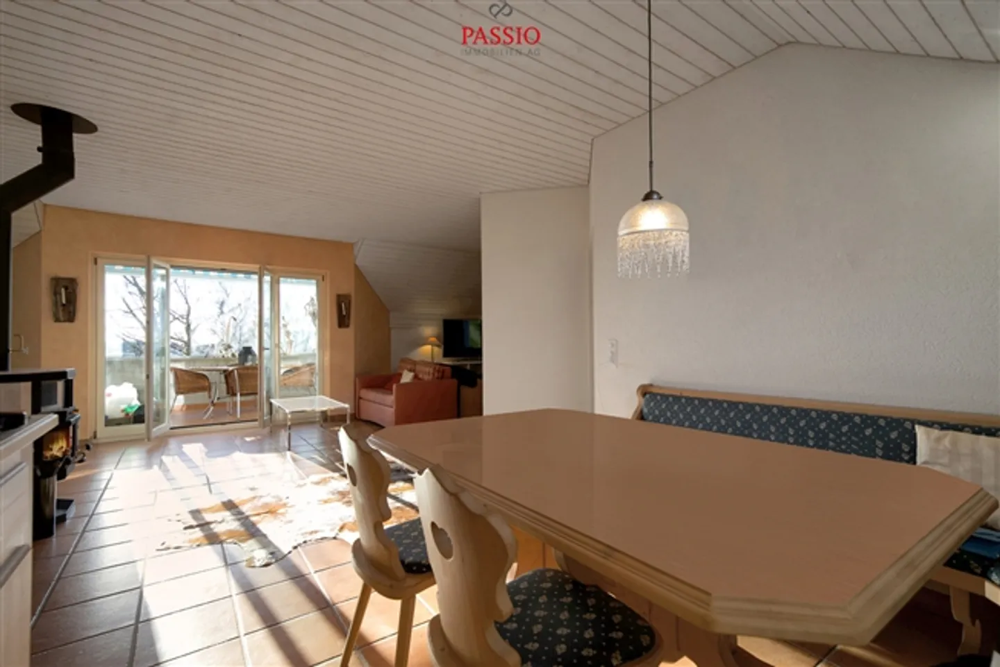 Appartement spacieux de 4,5 pièces avec cheminée dans un emplacement calme - Photo 3 sur 19