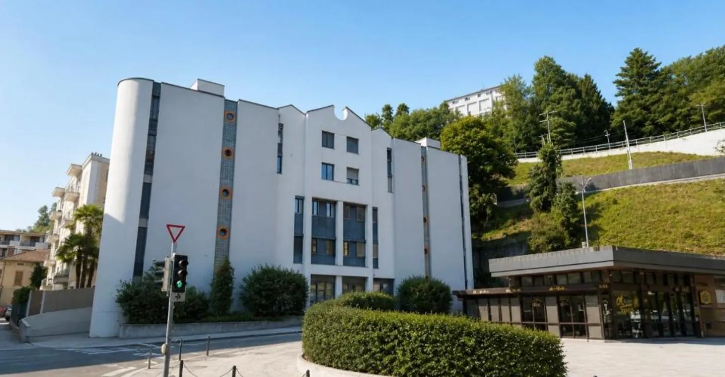 Lugano: elegant 3.5 rooms with two balconies and two parking spaces in a well-maintained residence - Photo 11 of 13