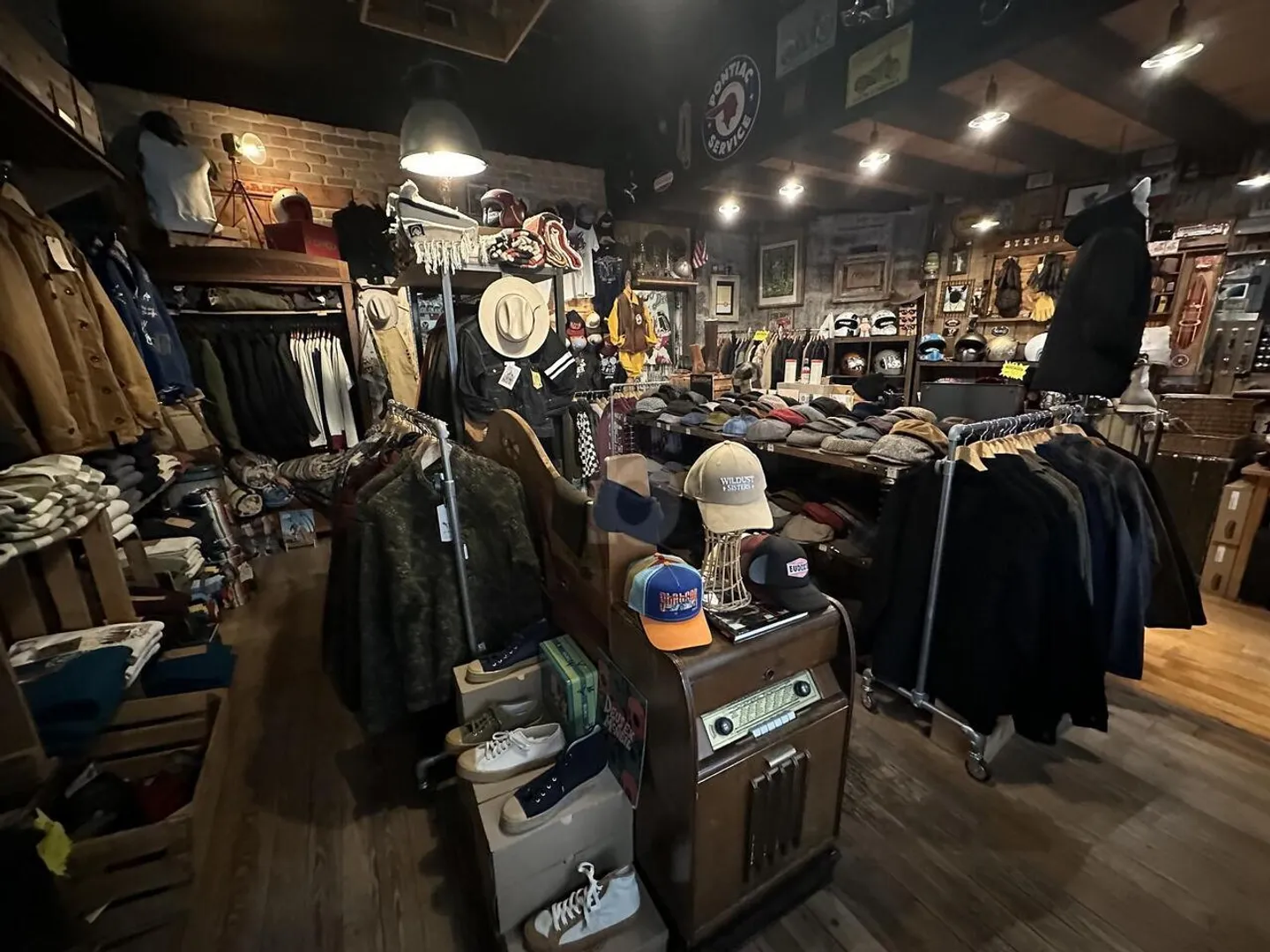 MAGASIN DE VÊTEMENTS AUX EAUX-VIVES - Photo 3 sur 4