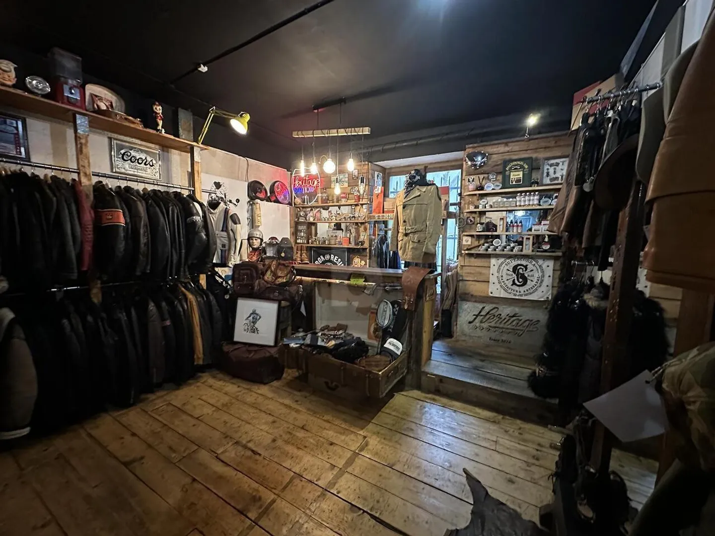 MAGASIN DE VÊTEMENTS AUX EAUX-VIVES - Photo 1 sur 4