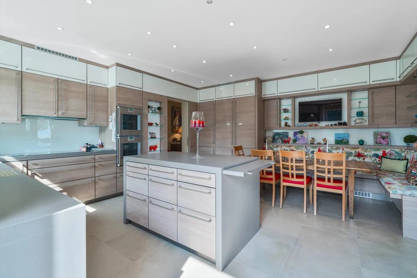 A Mansion on the Shores of Lake Geneva ? Prestige, Space, and Light - Photo 10 of 13