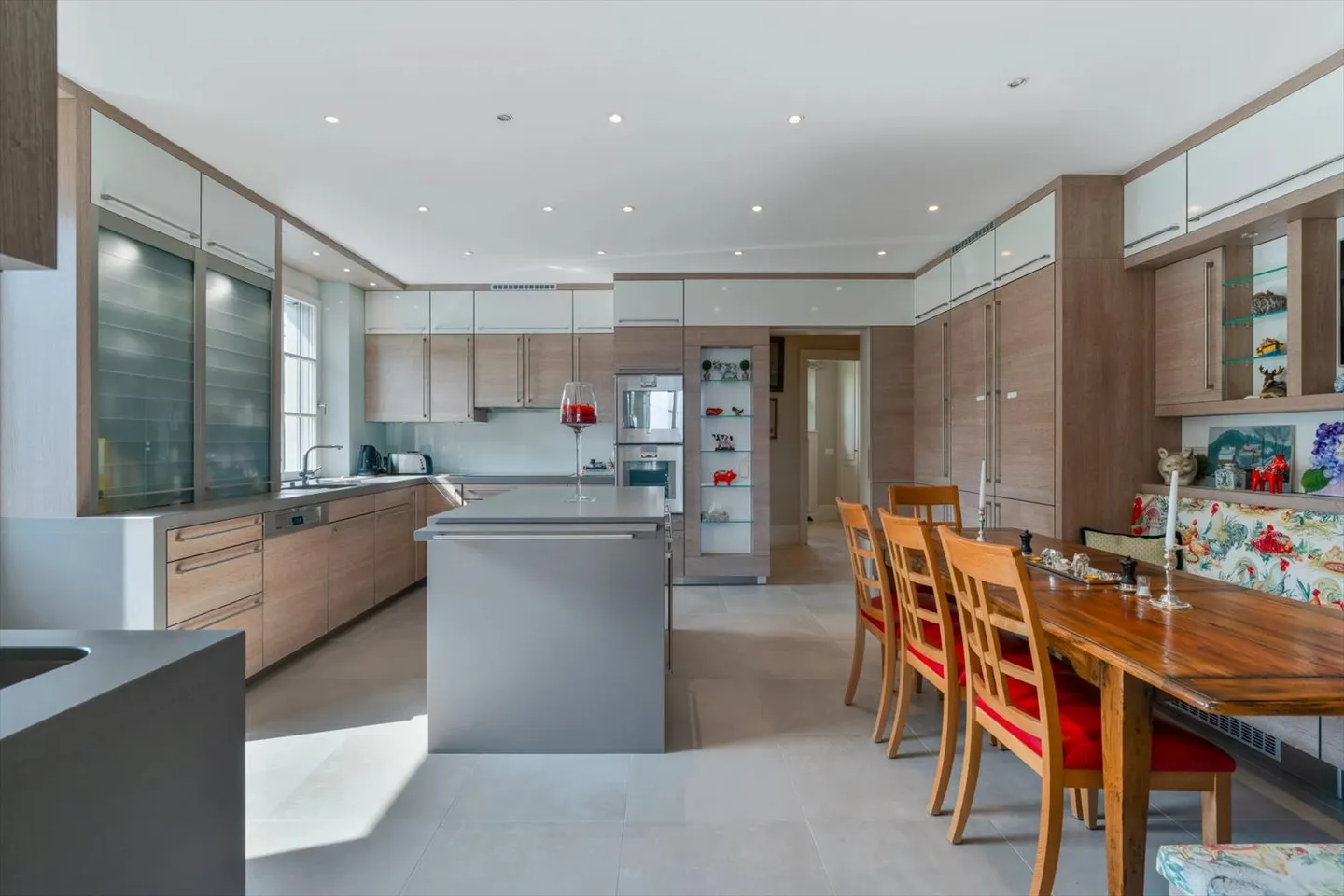 A Mansion on the Shores of Lake Geneva ? Prestige, Space, and Light - Photo 11 of 13