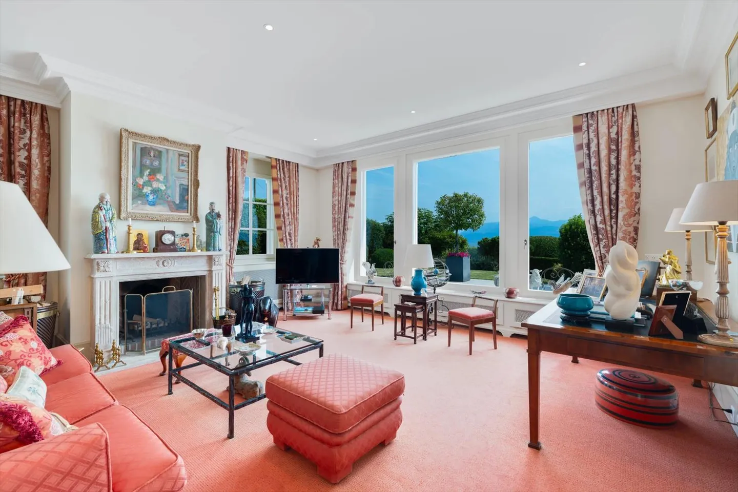 A Mansion on the Shores of Lake Geneva ? Prestige, Space, and Light - Photo 12 of 13