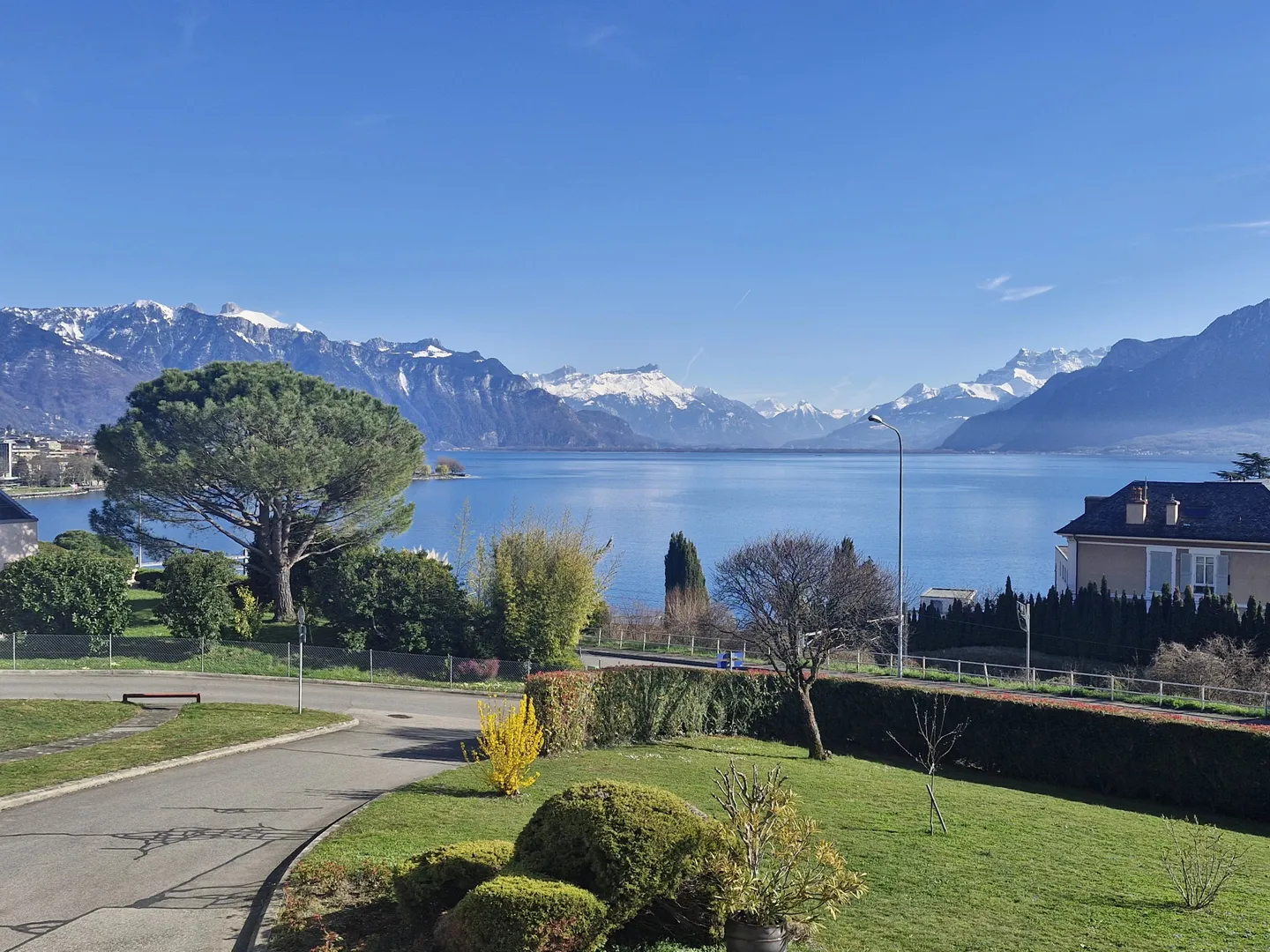 Spacious 4.5-room apartment of approx. 145 m2 with a view of the lake and mountains - Photo 1 of 10