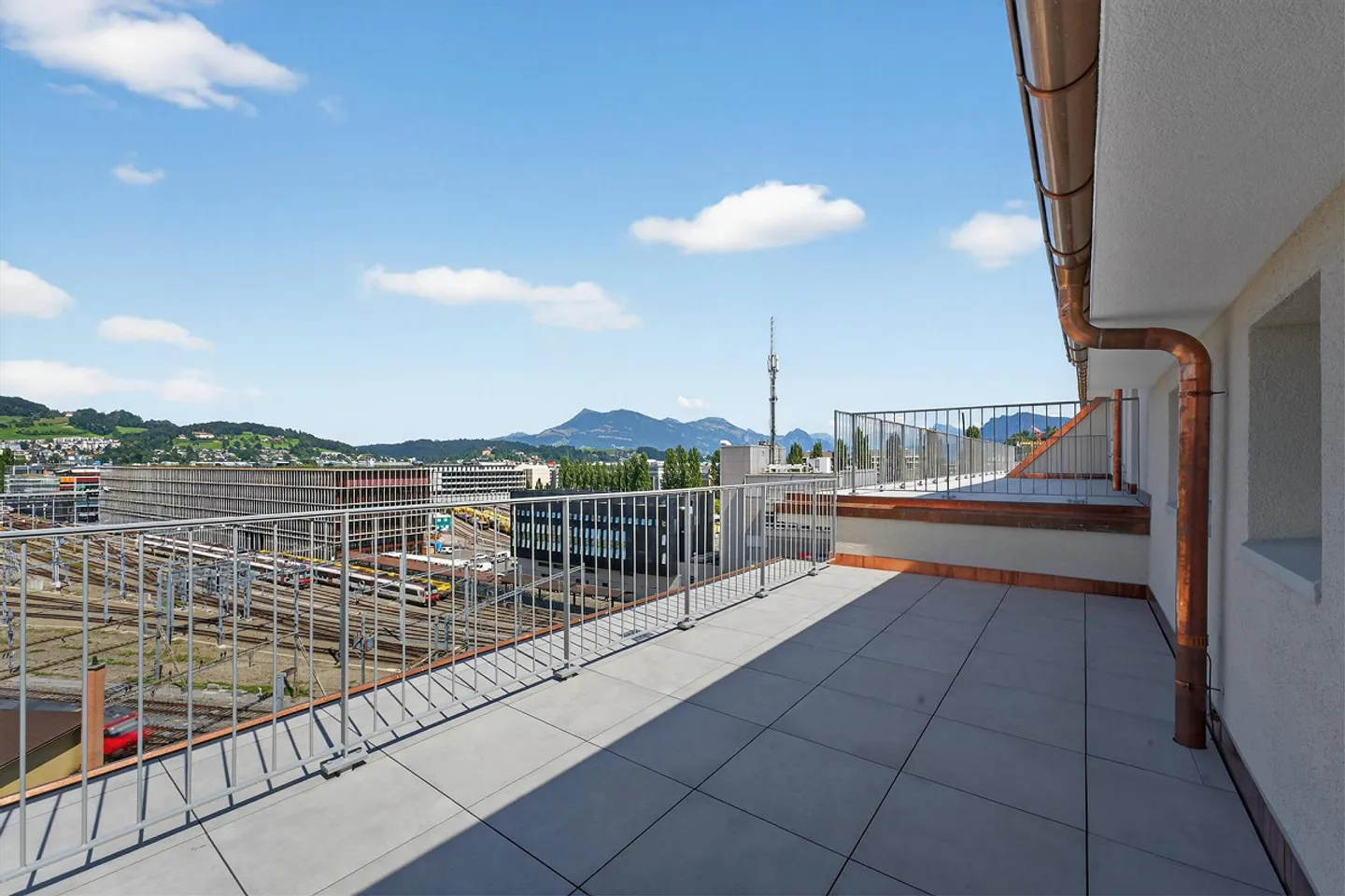 Penthouse apartment with two terraces directly at the Lucerne train station - Photo 2 of 11