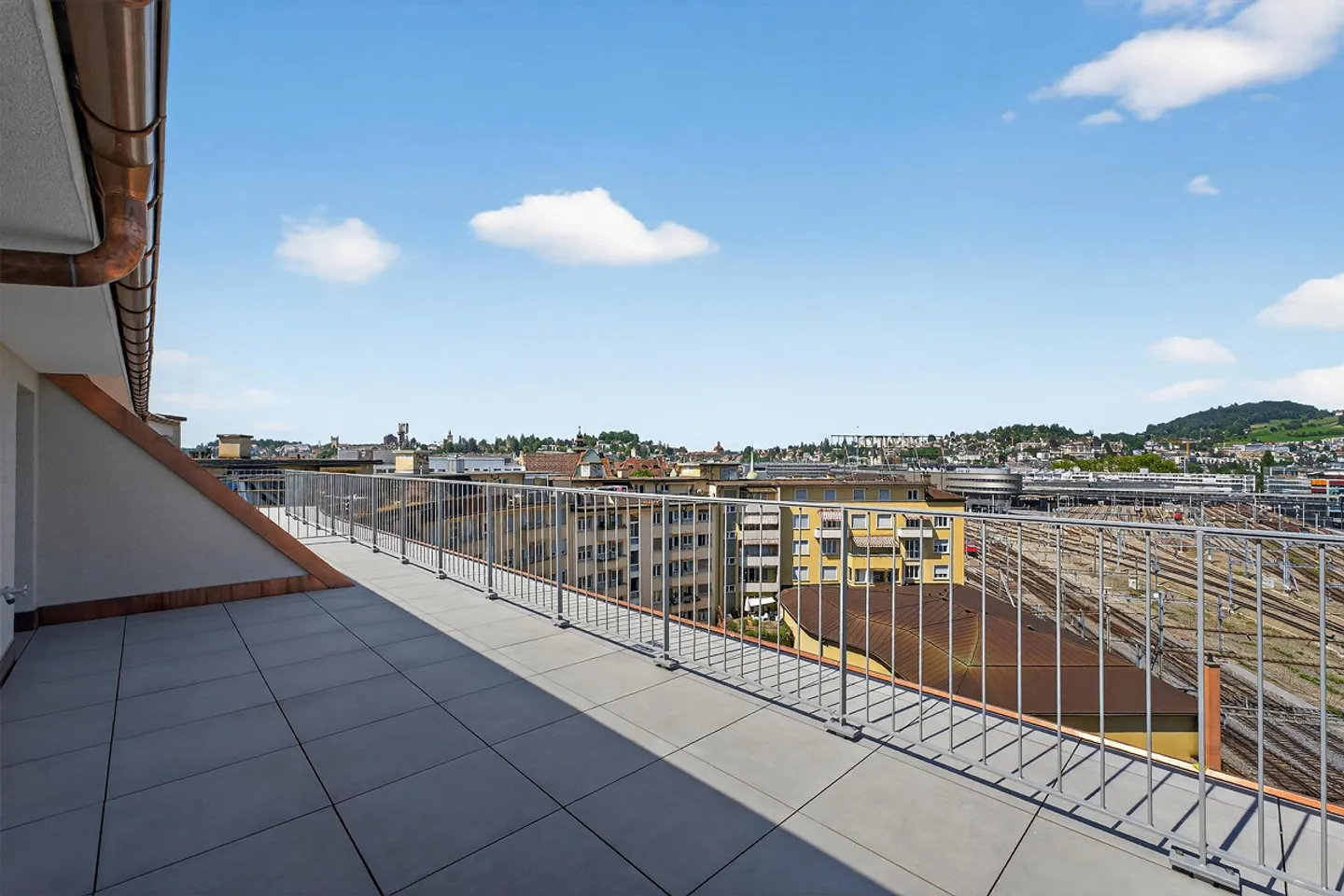Penthouse apartment with two terraces directly at the Lucerne train station - Photo 3 of 11