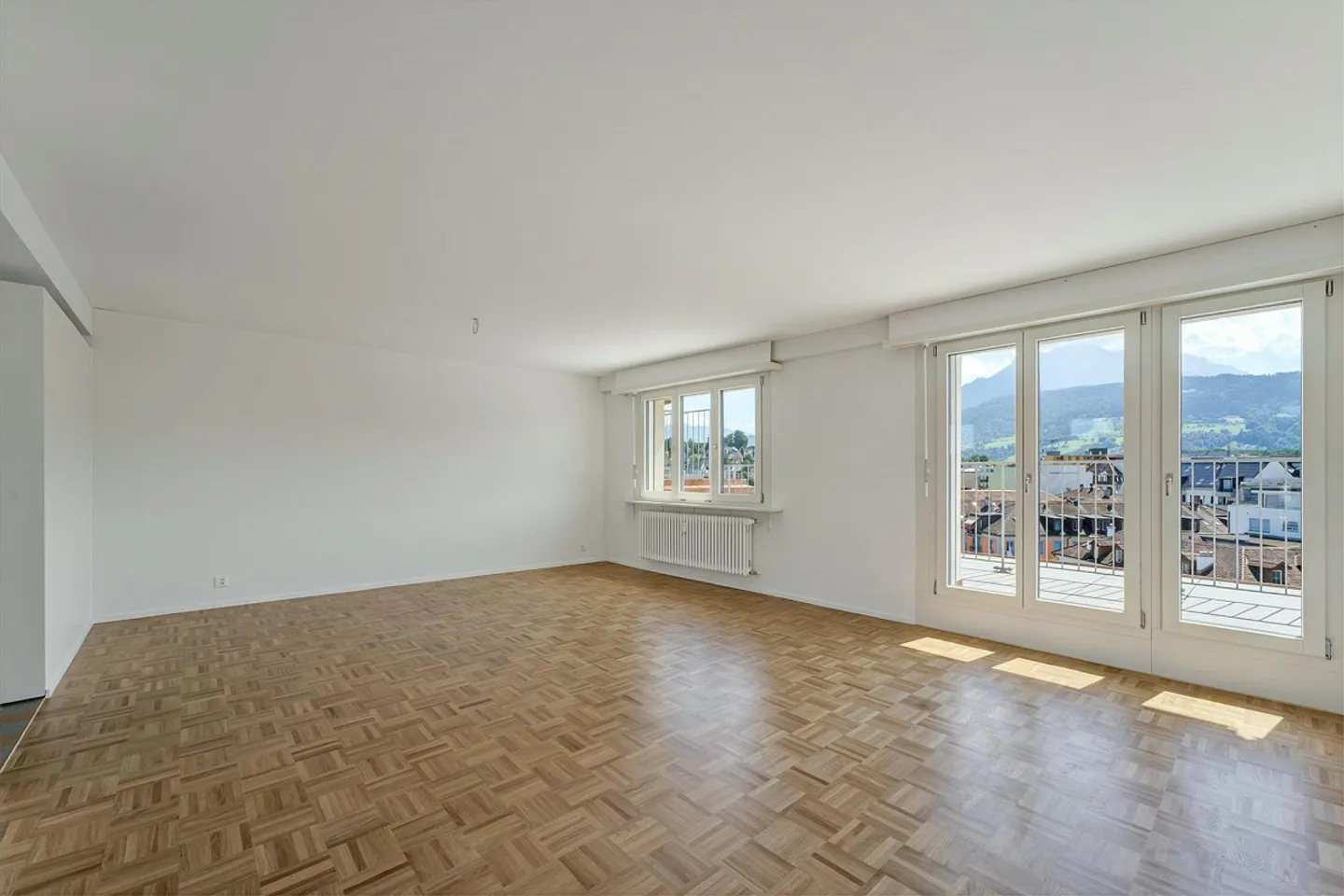 Penthouse apartment with two terraces directly at the Lucerne train station - Photo 4 of 11