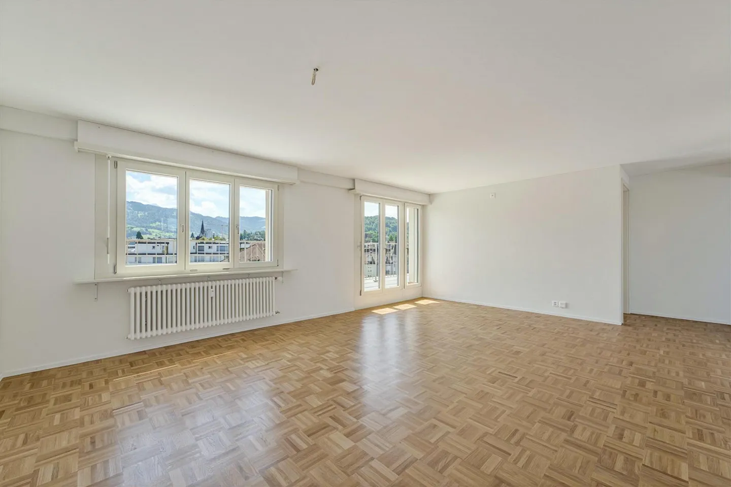 Penthouse apartment with two terraces directly at the Lucerne train station - Photo 5 of 11