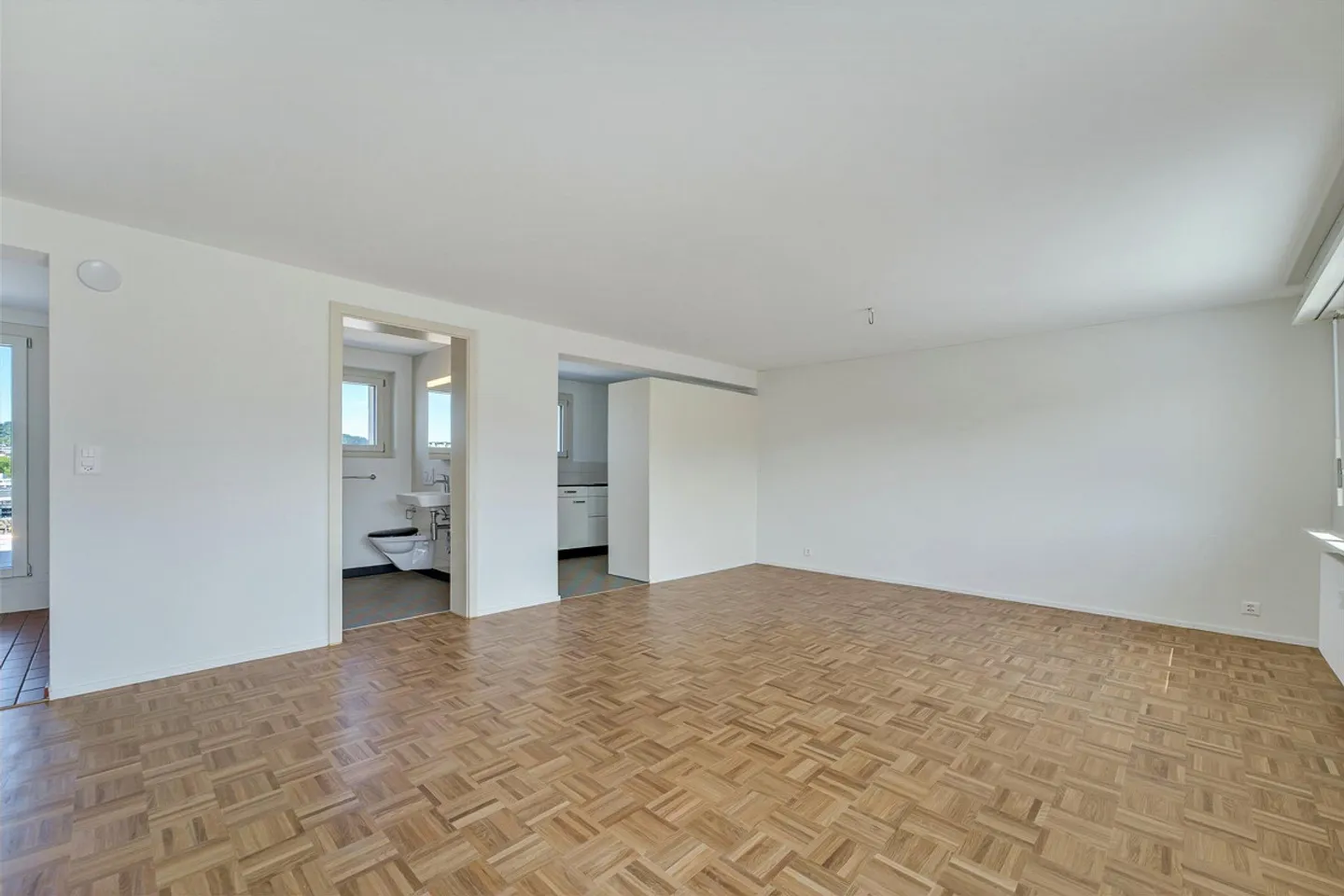 Penthouse apartment with two terraces directly at the Lucerne train station - Photo 6 of 11