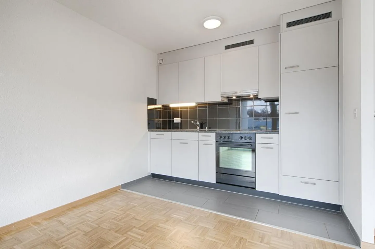 RENT WITHOUT DEPOSIT - Quiet residential area in the green - Photo 2 of 7