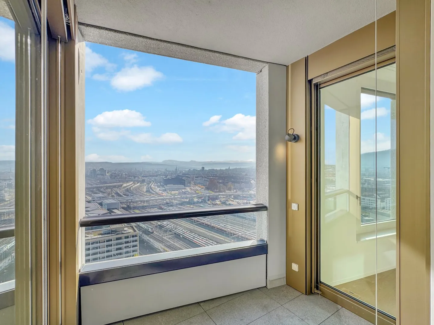 Exclusive 2.5-room high-rise apartment with panoramic views of Zurich and the Alps - Photo 7 of 11