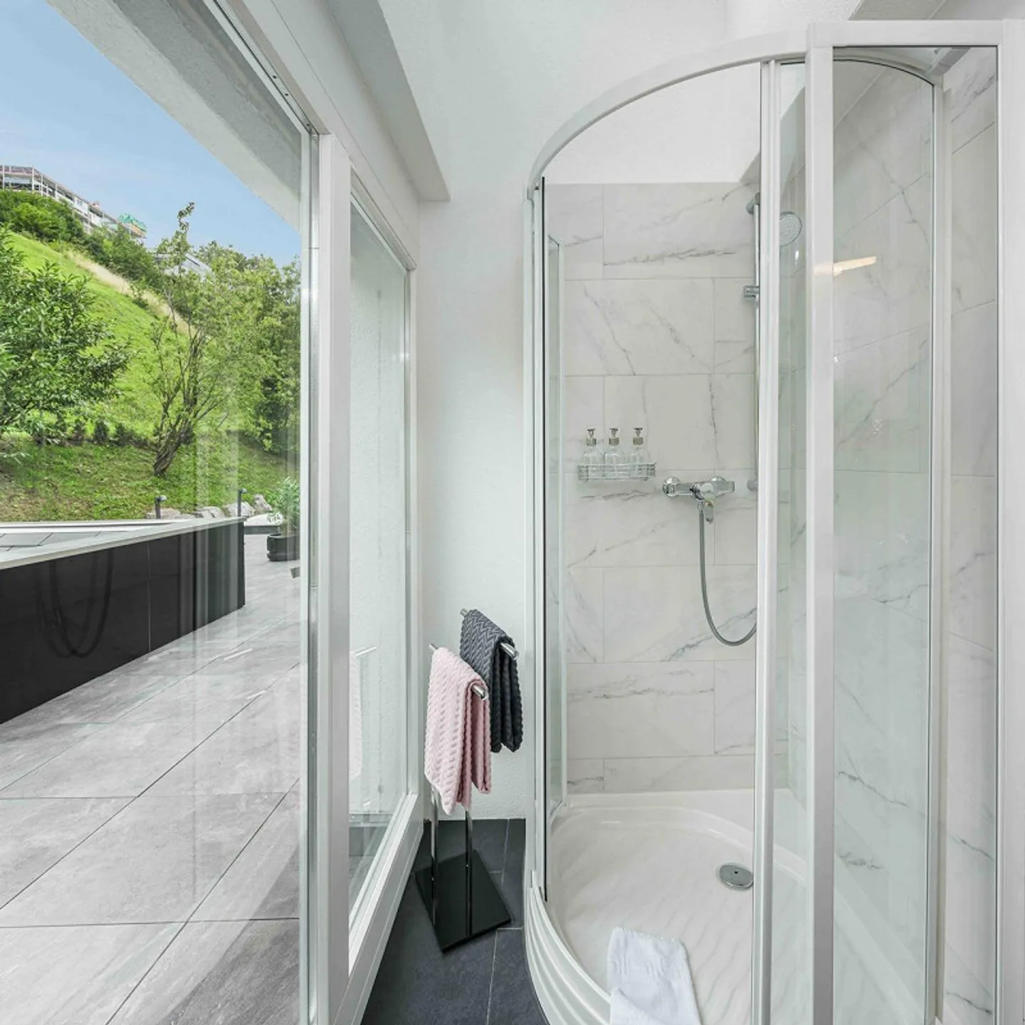 Exklusive Villa mit spektakulärer See- und Bergsicht - Photo 18 of 30