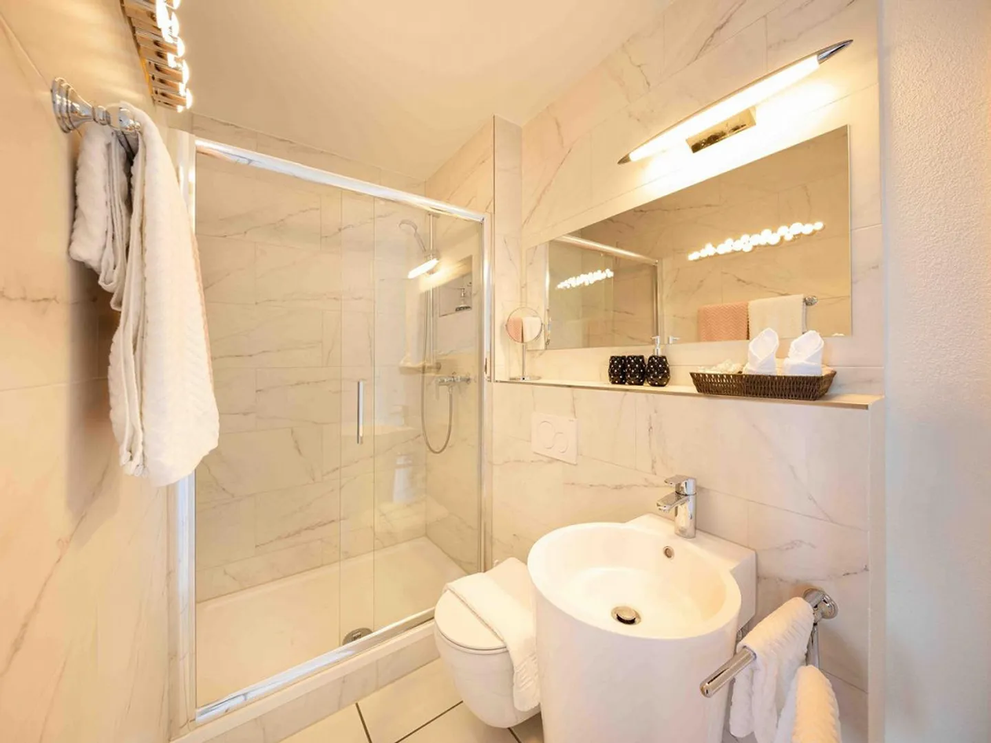 Exklusive Villa mit spektakulärer See- und Bergsicht - Photo 19 of 30