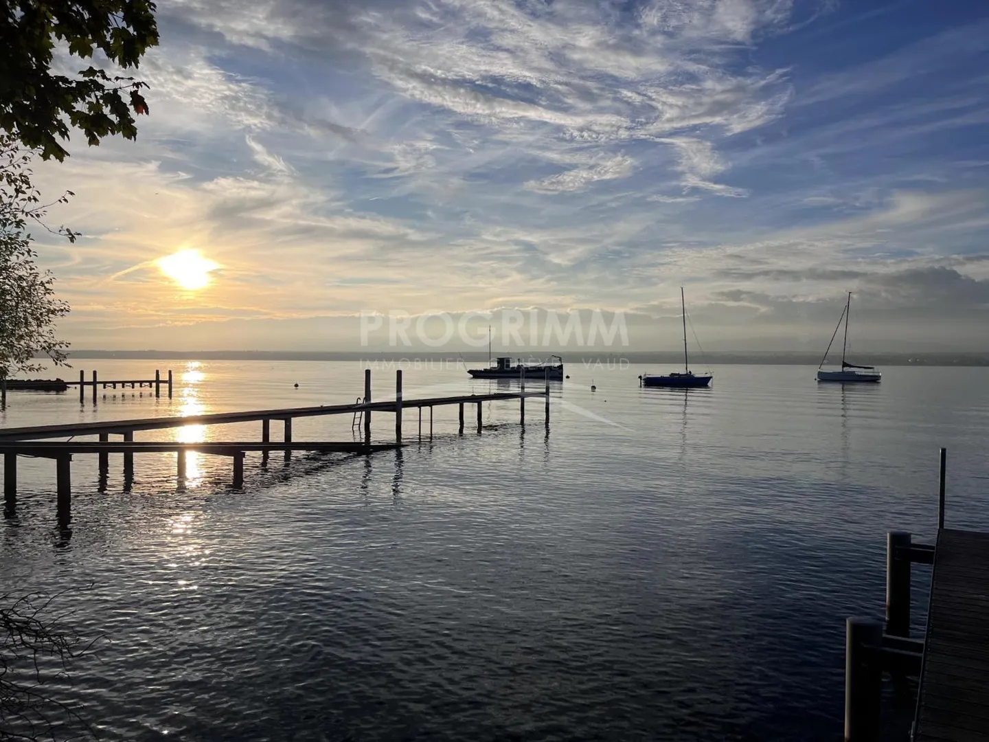 Individual villa - Stunning lake view with moorings and dock - Pool - Land - Photo 1 of 1