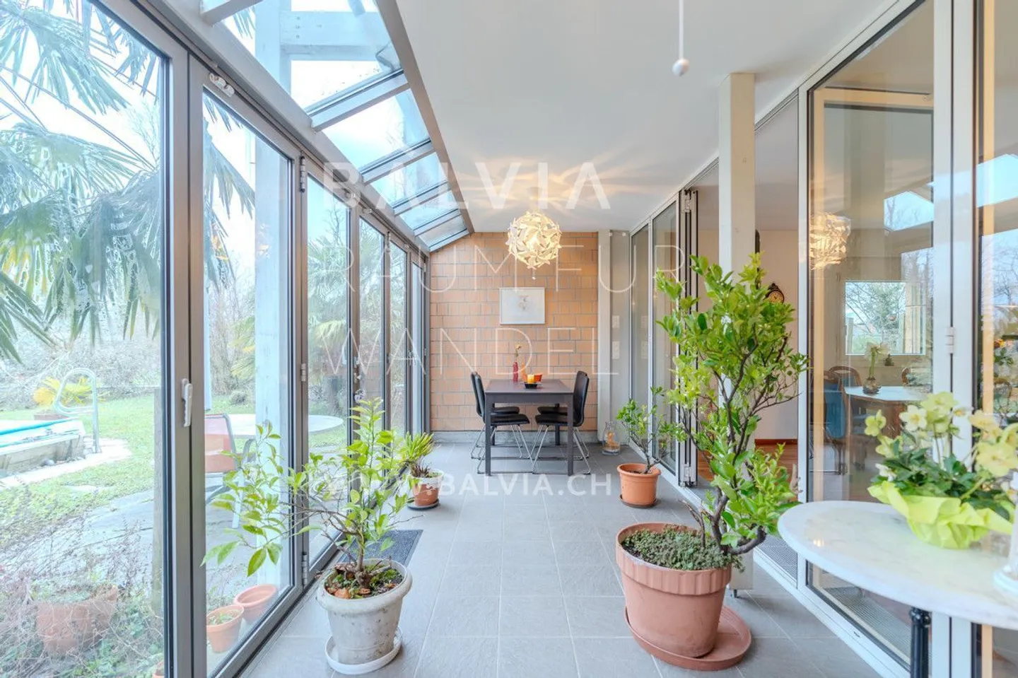Maison d'angle avec piscine dans une résidence familiale sous droits de construction - Photo 4 sur 13