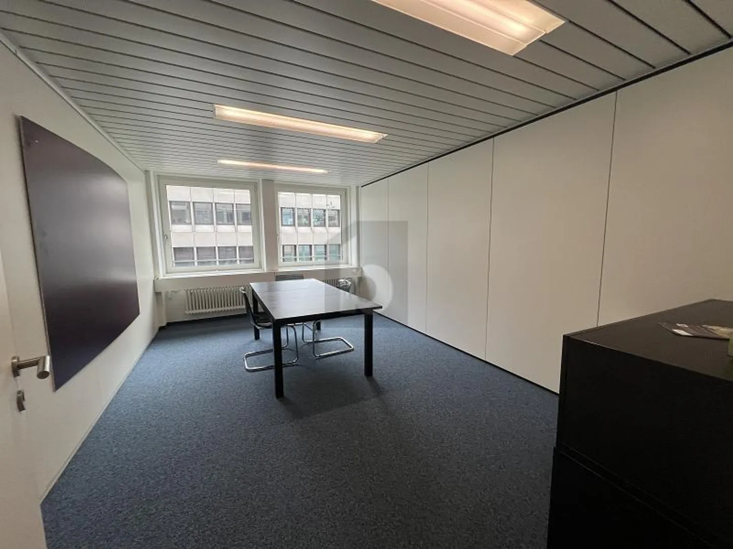 DYNAMIC AND MODERN IN A CENTRAL LOCATION - Photo 4 of 6