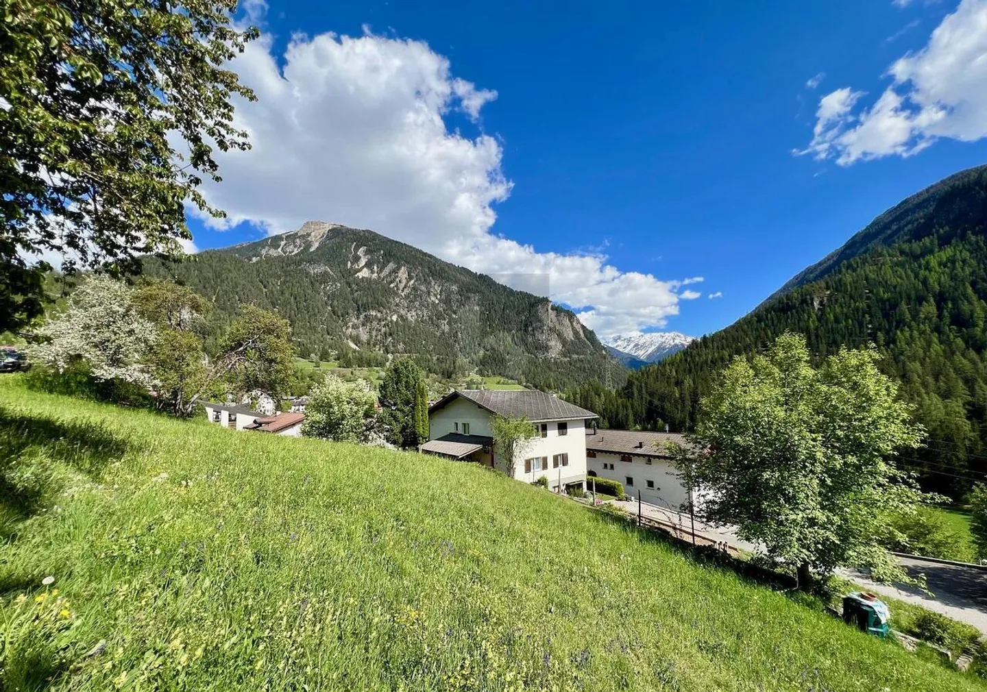 UNA POSIZIONE UNICA E SOLEGGIATA CON RISERVA DI TERRENO EDIFICABILE - Foto 2 di 4