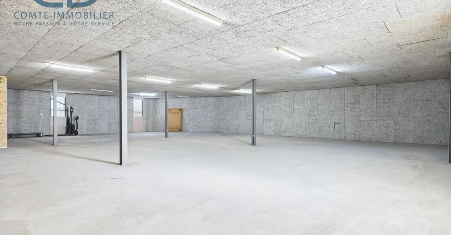 367 m2 storage space for rent in the center of Courgenay - Photo 2 of 6
