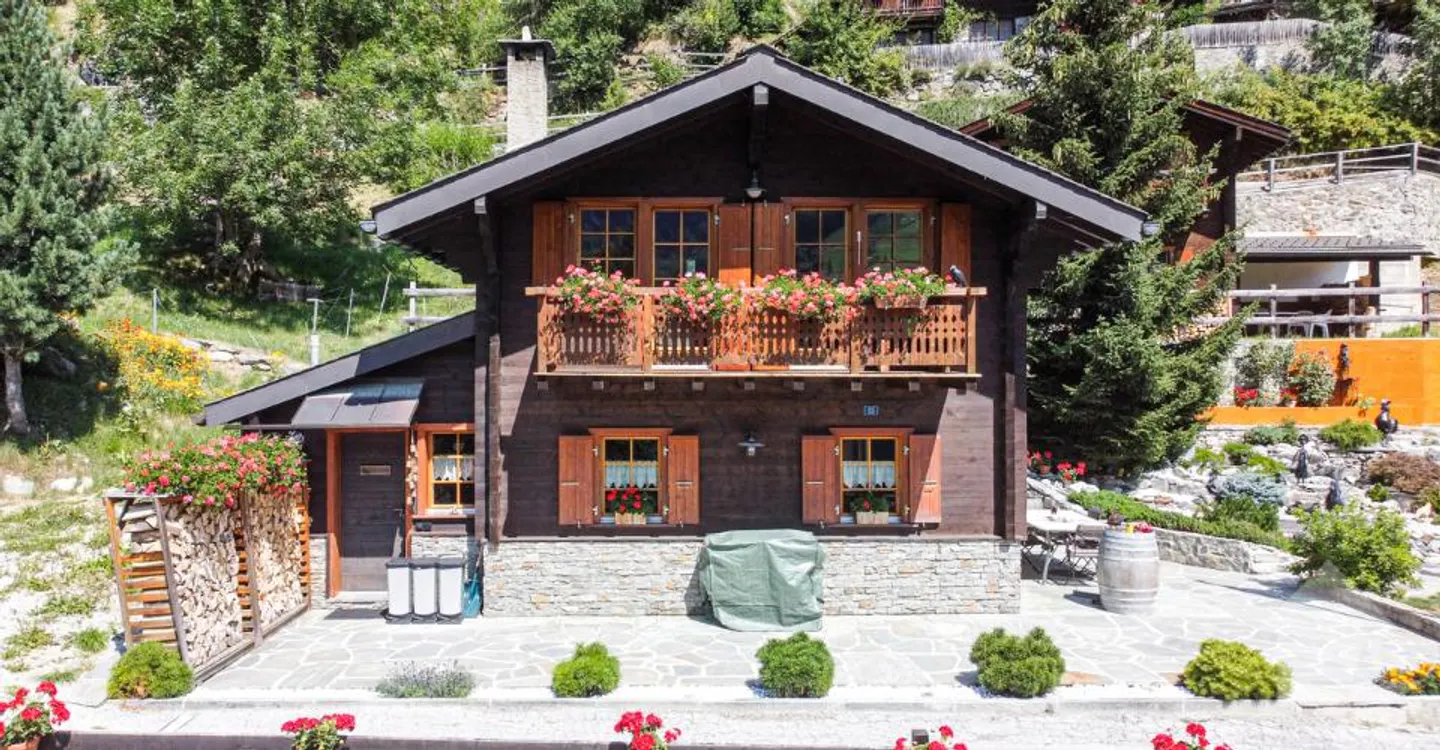 Adorabile chalet con bel giardino, garage doppio e viste splendide - Foto 1 di 11