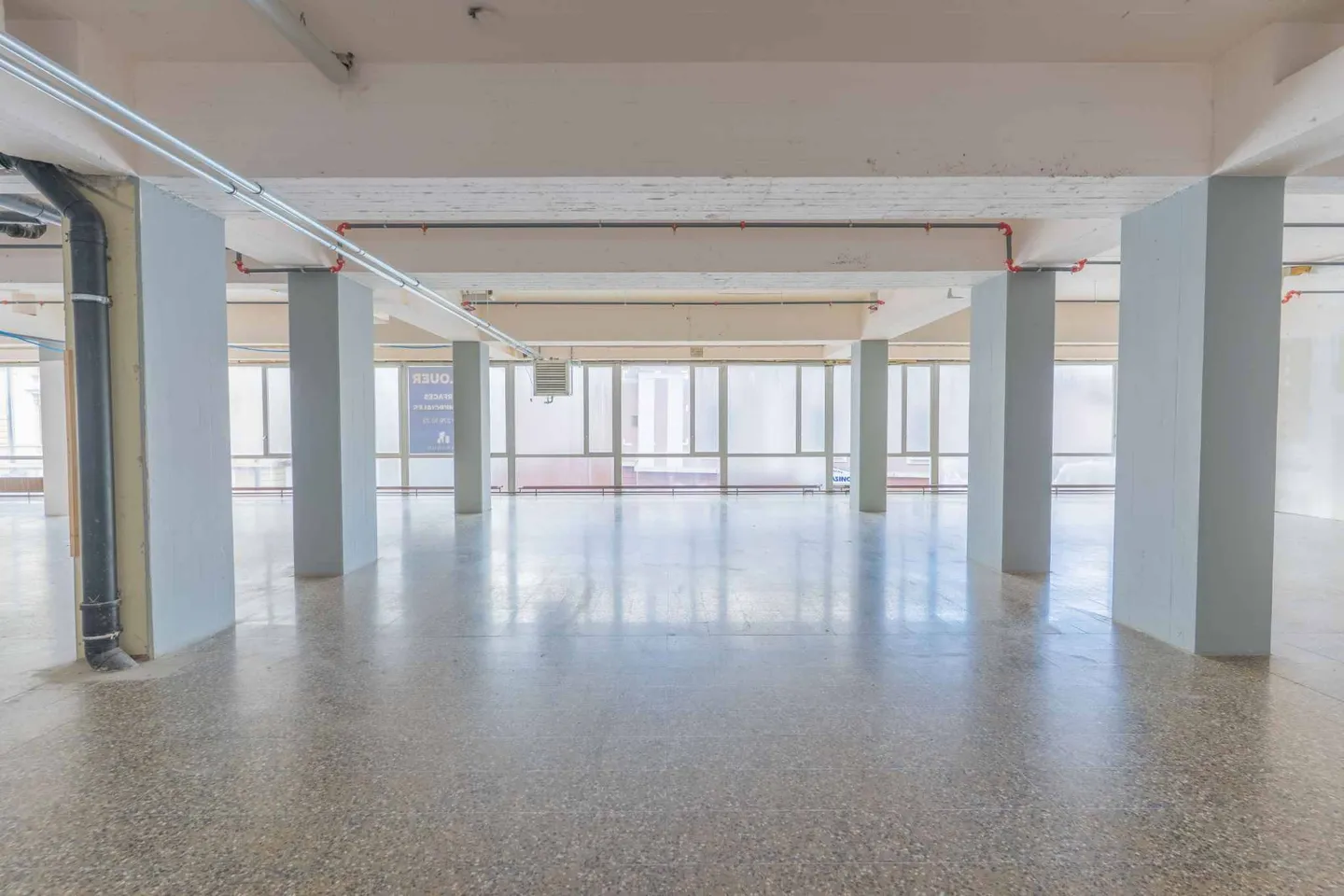 Workshop, 1,000 m² production area for rent in Le Locle - Photo 2 of 4