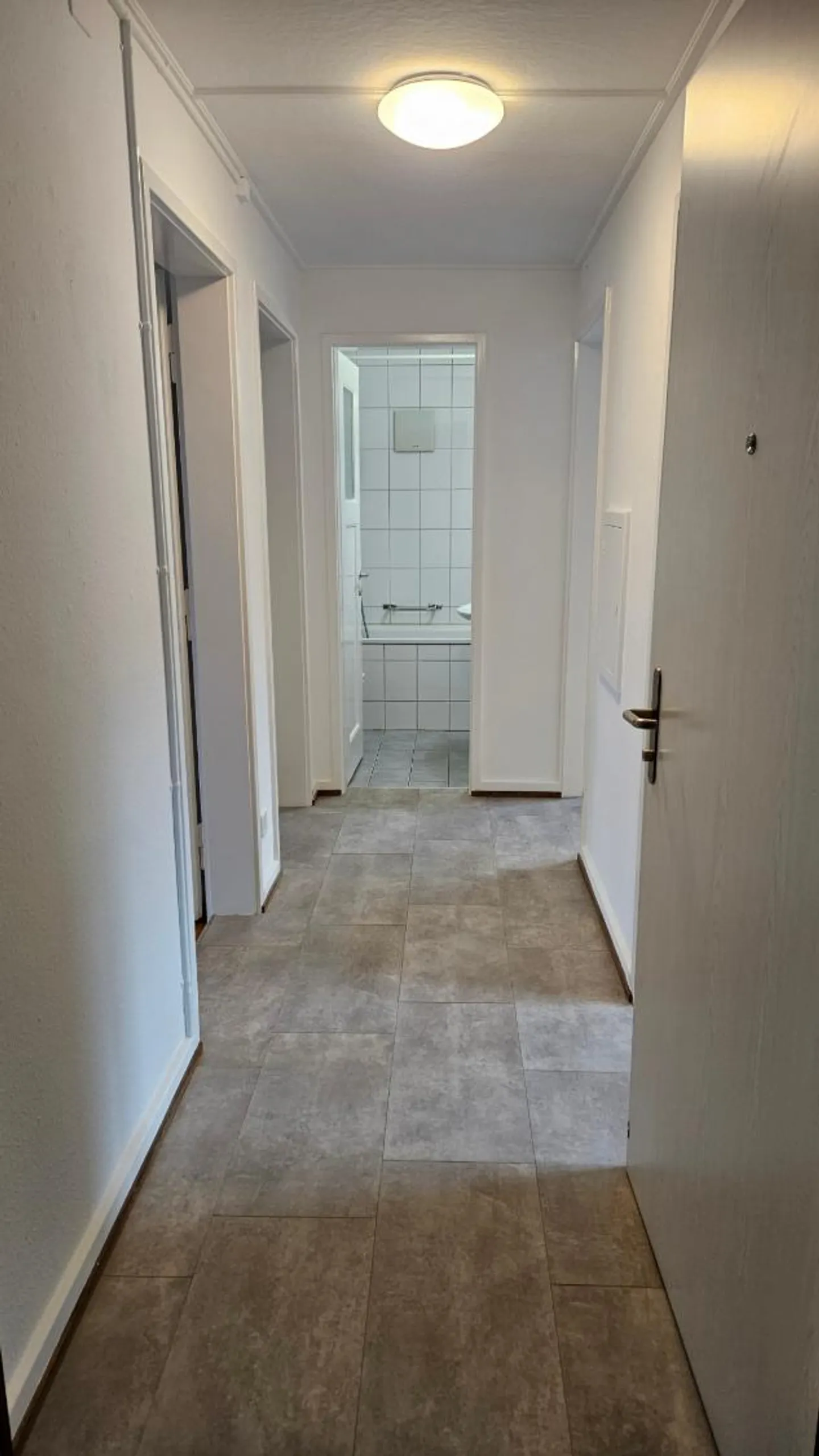 Appartamento parzialmente ristrutturato con 3 camere al 3° piano - Foto 3 di 9