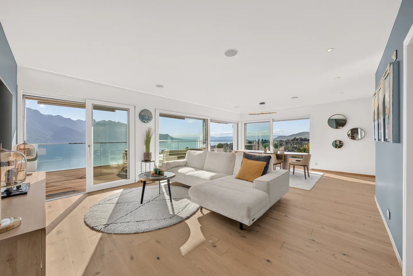 Luxury Penthouse with Lake View - Photo 1 of 16