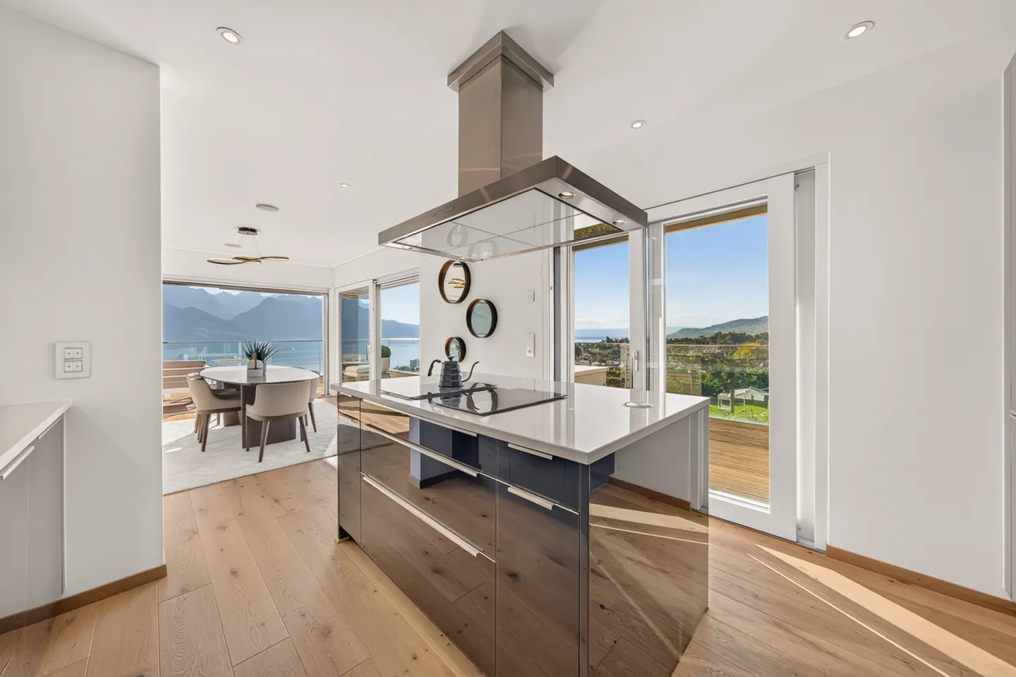 Luxury Penthouse with Lake View - Photo 2 of 16