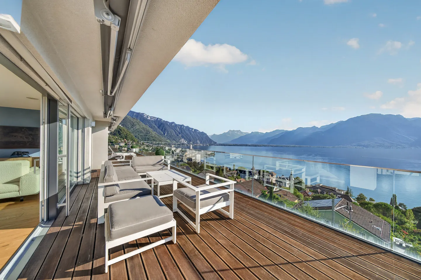 Luxury Penthouse with Lake View - Photo 5 of 16