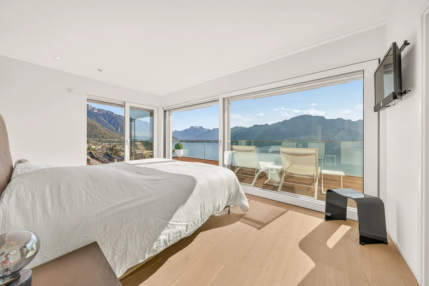 Luxury Penthouse with Lake View - Photo 6 of 16