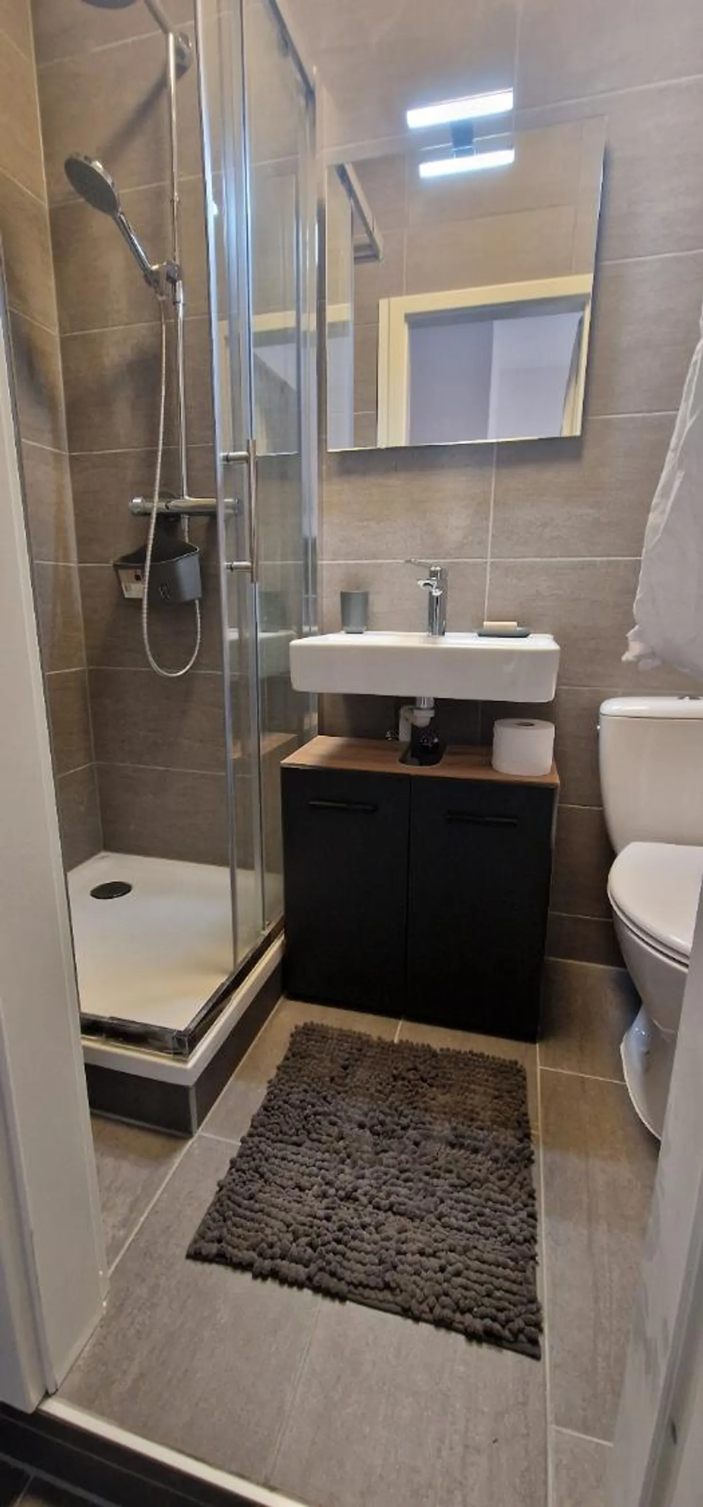 Studio rénové avec parking - Photo 1 sur 4