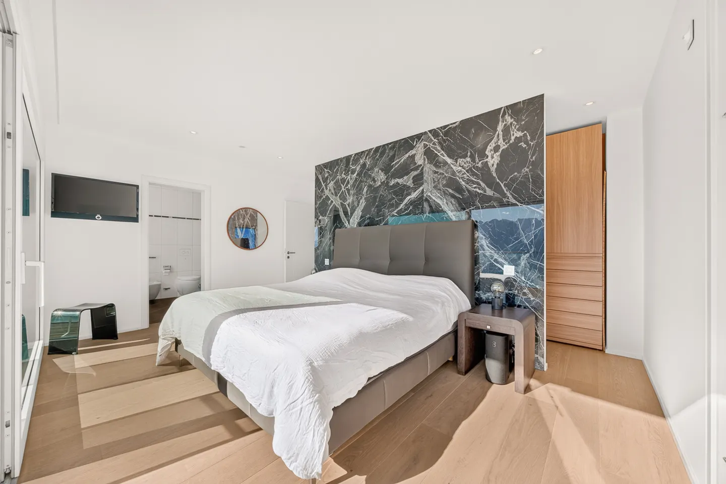 Luxury Penthouse with Lake View - Photo 7 of 16