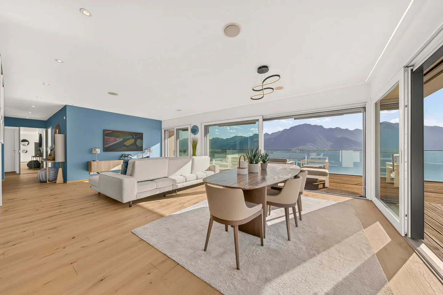 Luxury Penthouse with Lake View - Photo 3 of 16