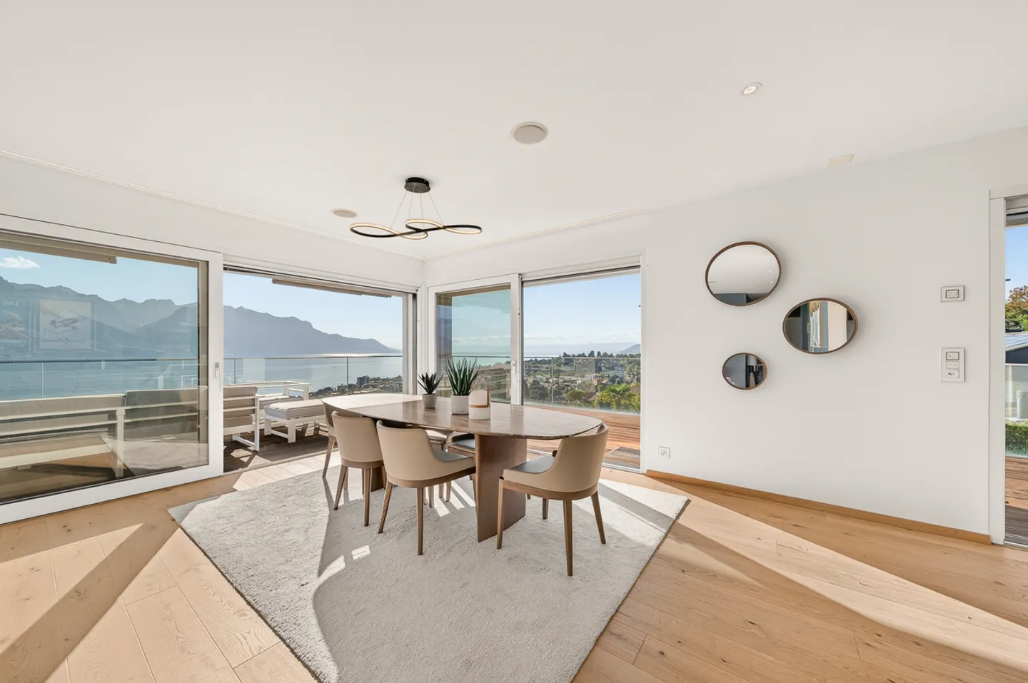 Luxury Penthouse with Lake View - Photo 4 of 16