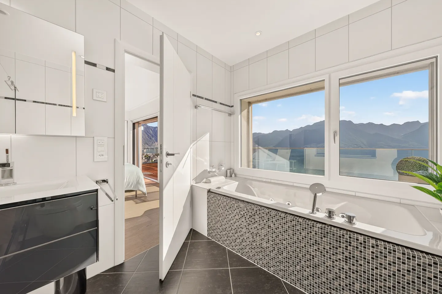Luxury Penthouse with Lake View - Photo 8 of 16