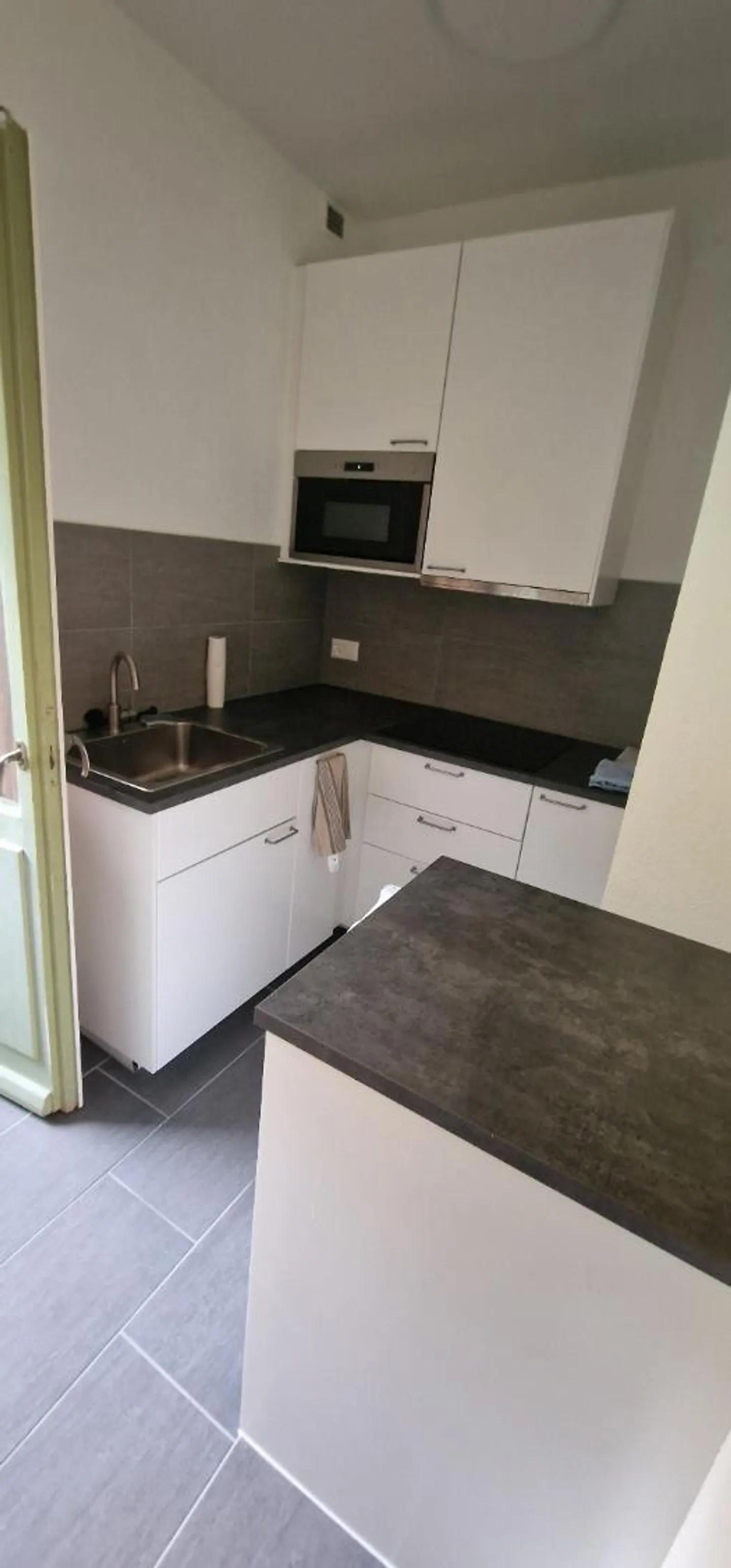 Studio rénové avec parking - Photo 2 sur 4