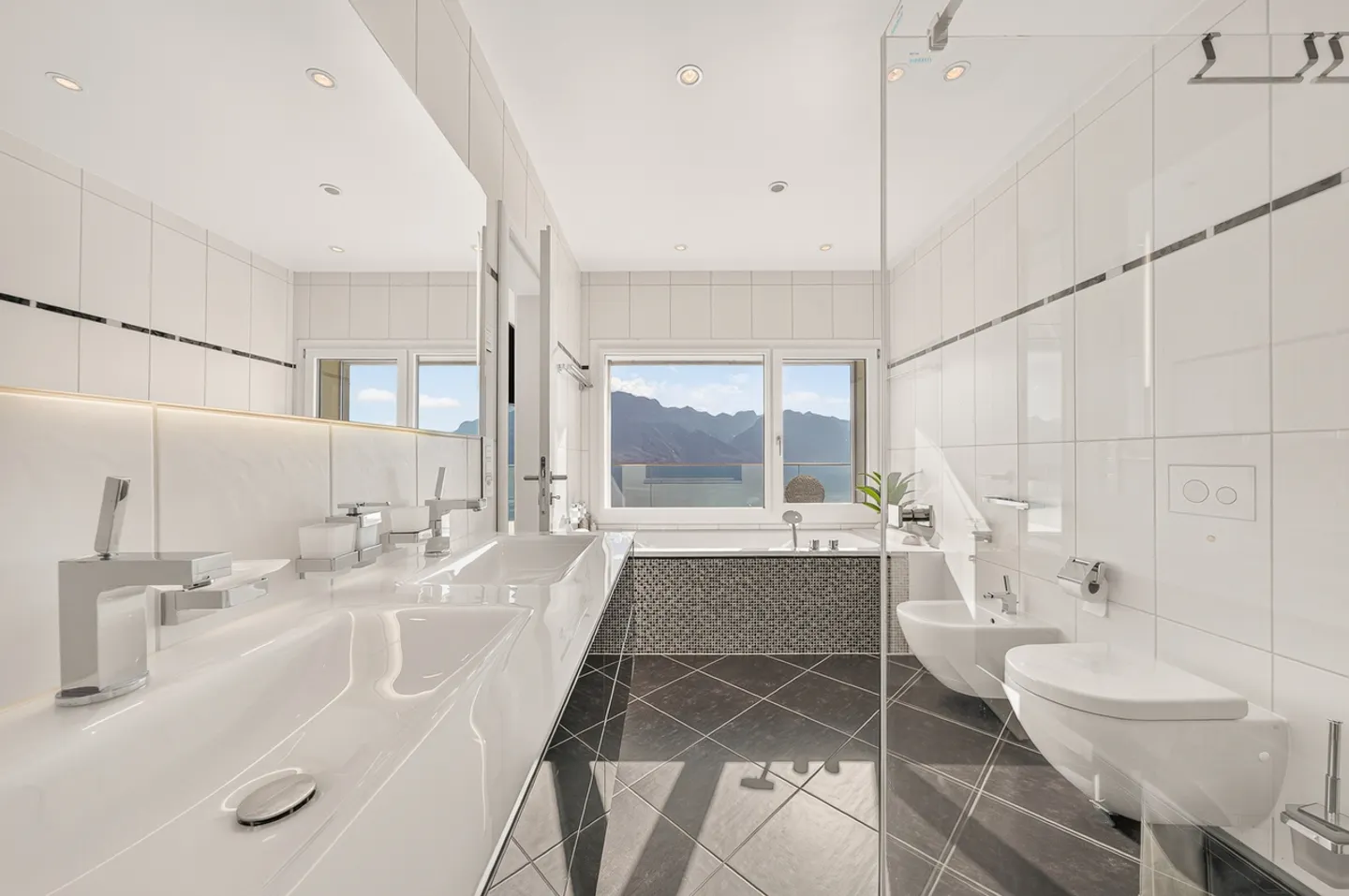 Luxury Penthouse with Lake View - Photo 12 of 16
