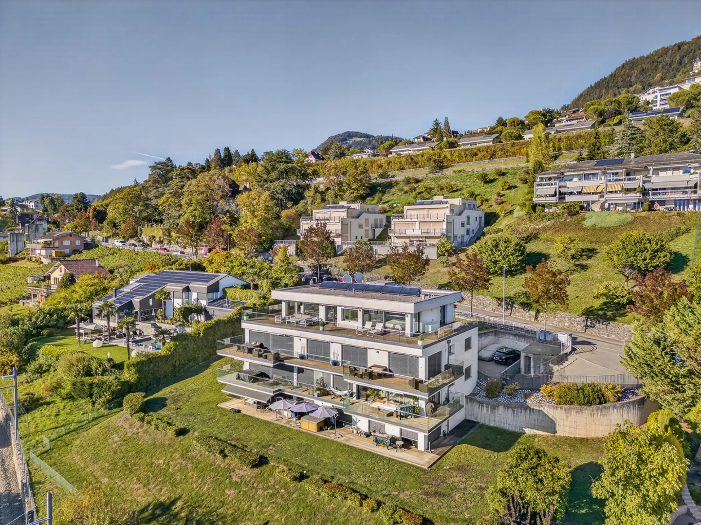 Luxury Penthouse with Lake View - Photo 14 of 16