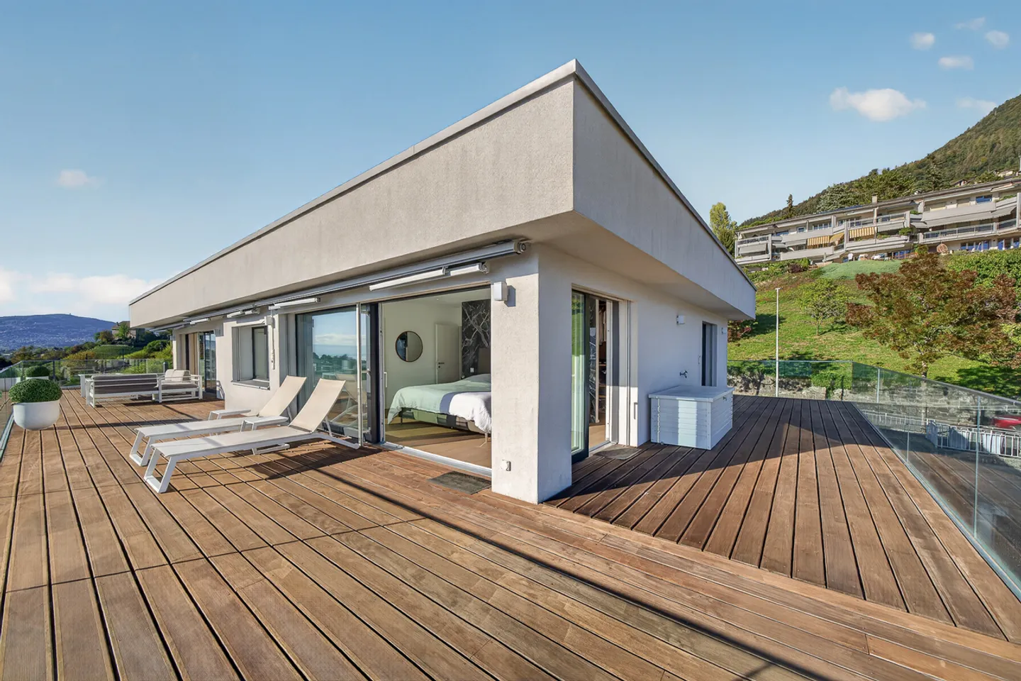 Luxury Penthouse with Lake View - Photo 15 of 16