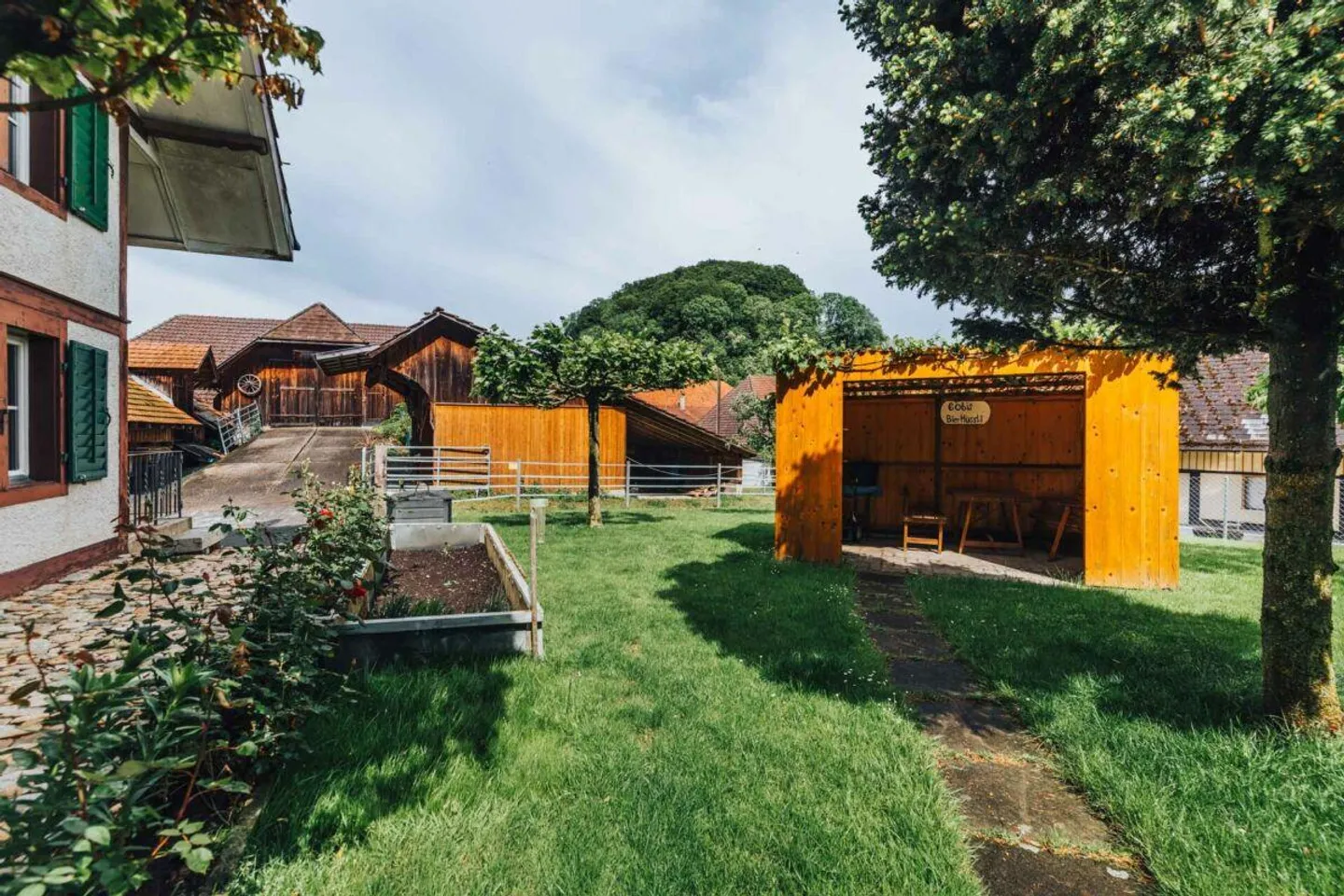 Multi-Generational Living in Two Units with Plenty of Space (283 m2!) - Photo 8 of 30