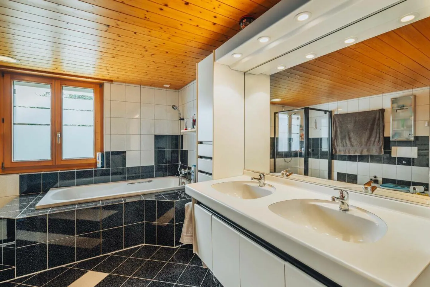 Multi-Generational Living in Two Units with Plenty of Space (283 m2!) - Photo 14 of 30