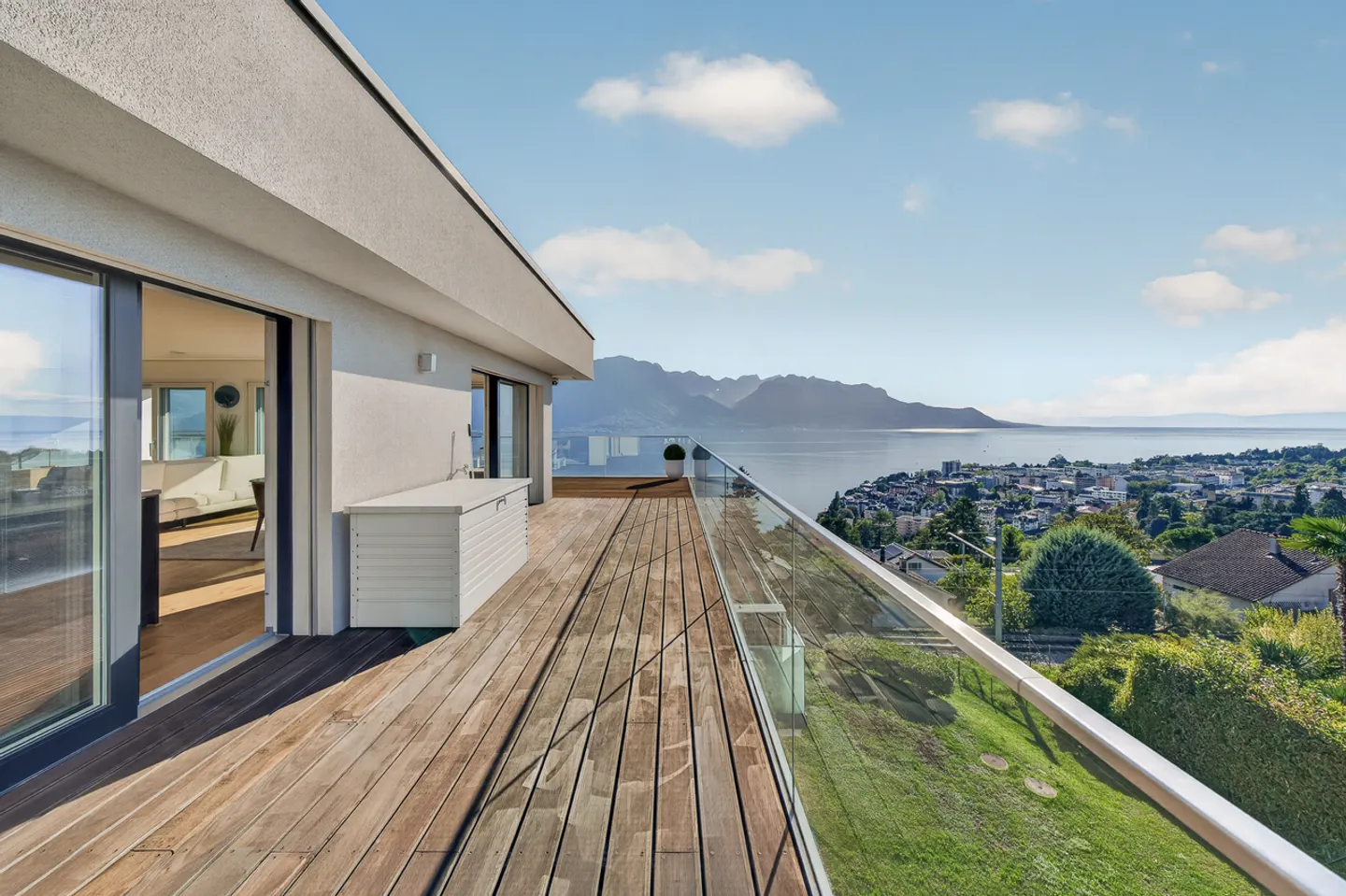 Luxury Penthouse with Lake View - Photo 13 of 16