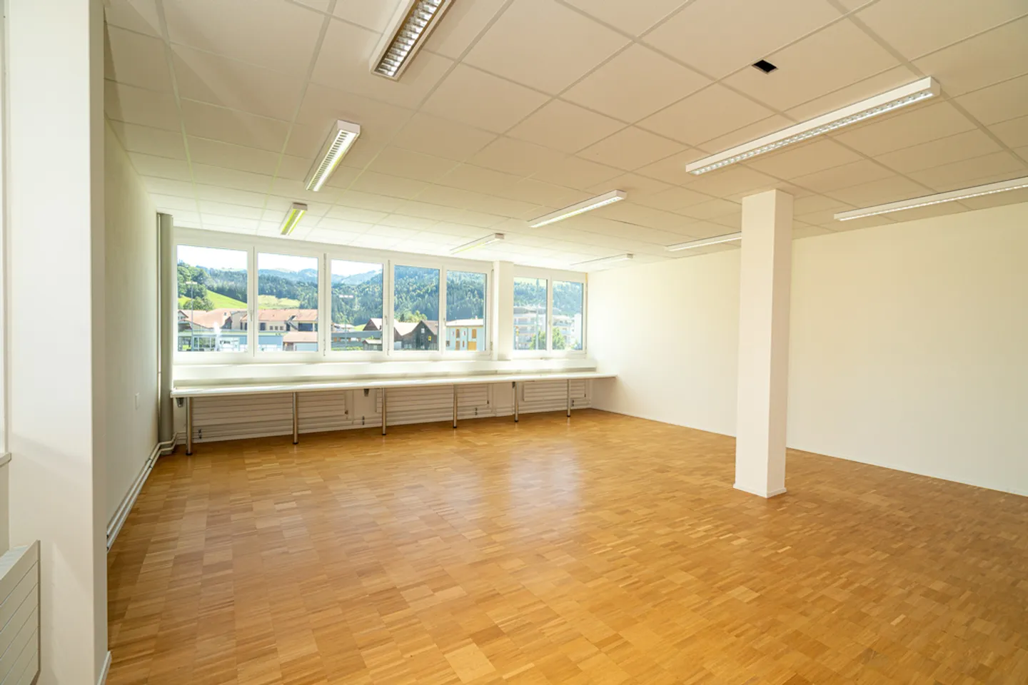 Gewerbe- und Büroräumlichkeiten warten auf neue Mieter - Foto 1 von 8