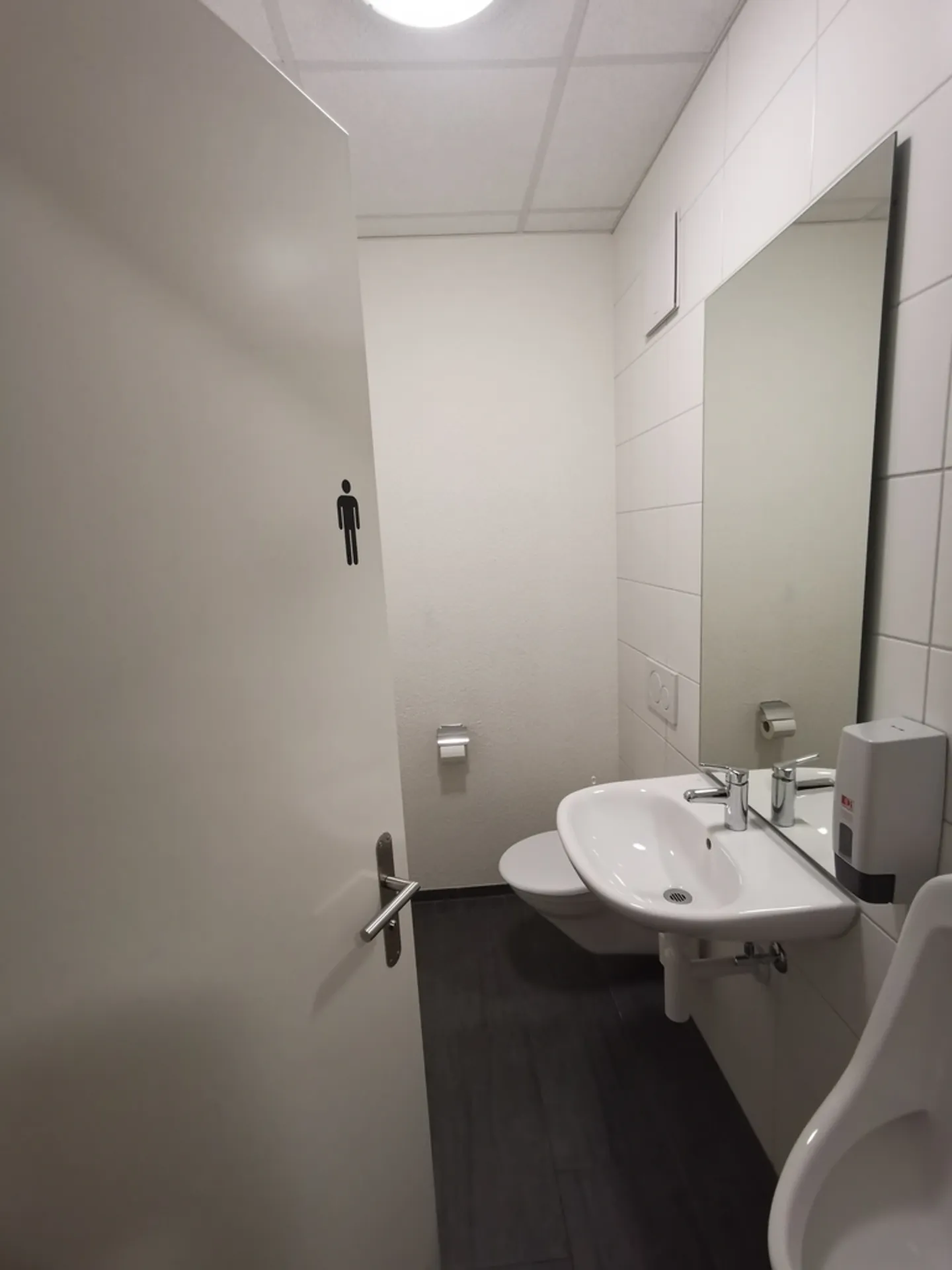 Gewerbe- und Büroräumlichkeiten warten auf neue Mieter - Foto 6 von 8