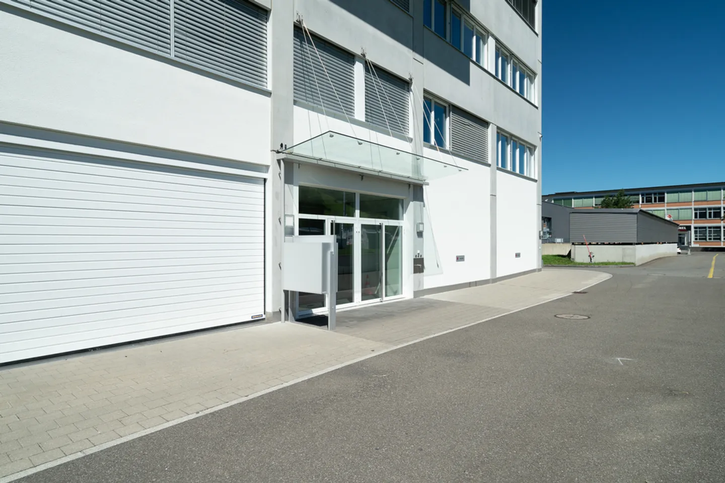 Gewerbe- und Büroräumlichkeiten warten auf neue Mieter - Foto 7 von 8