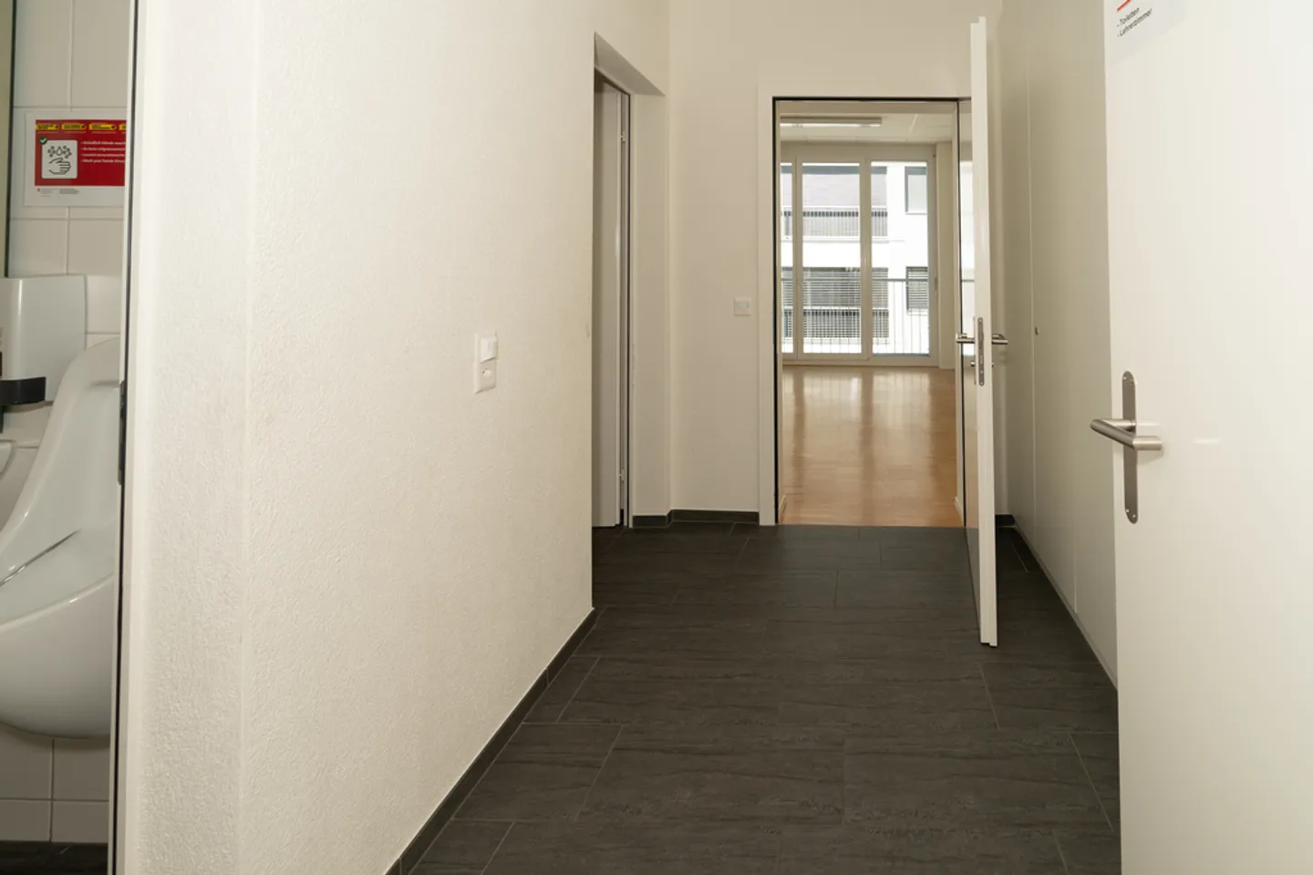 Gewerbe- und Büroräumlichkeiten warten auf neue Mieter - Foto 4 von 8