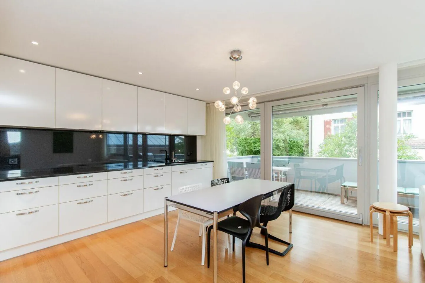 Furnished 4.5-room apartment near HSG - modern, bright & ready to move in - Photo 3 of 13