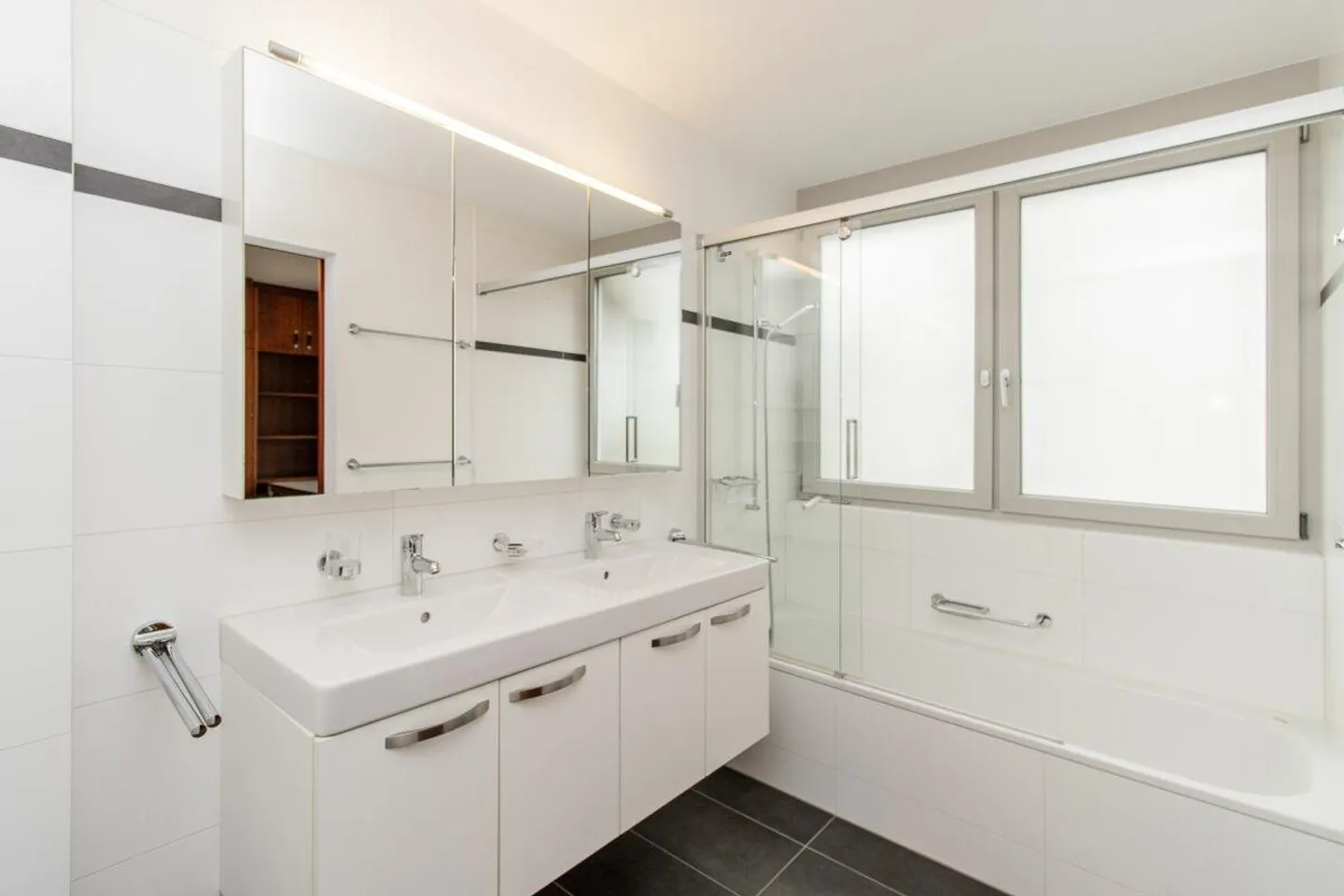 Furnished 4.5-room apartment near HSG - modern, bright & ready to move in - Photo 8 of 13